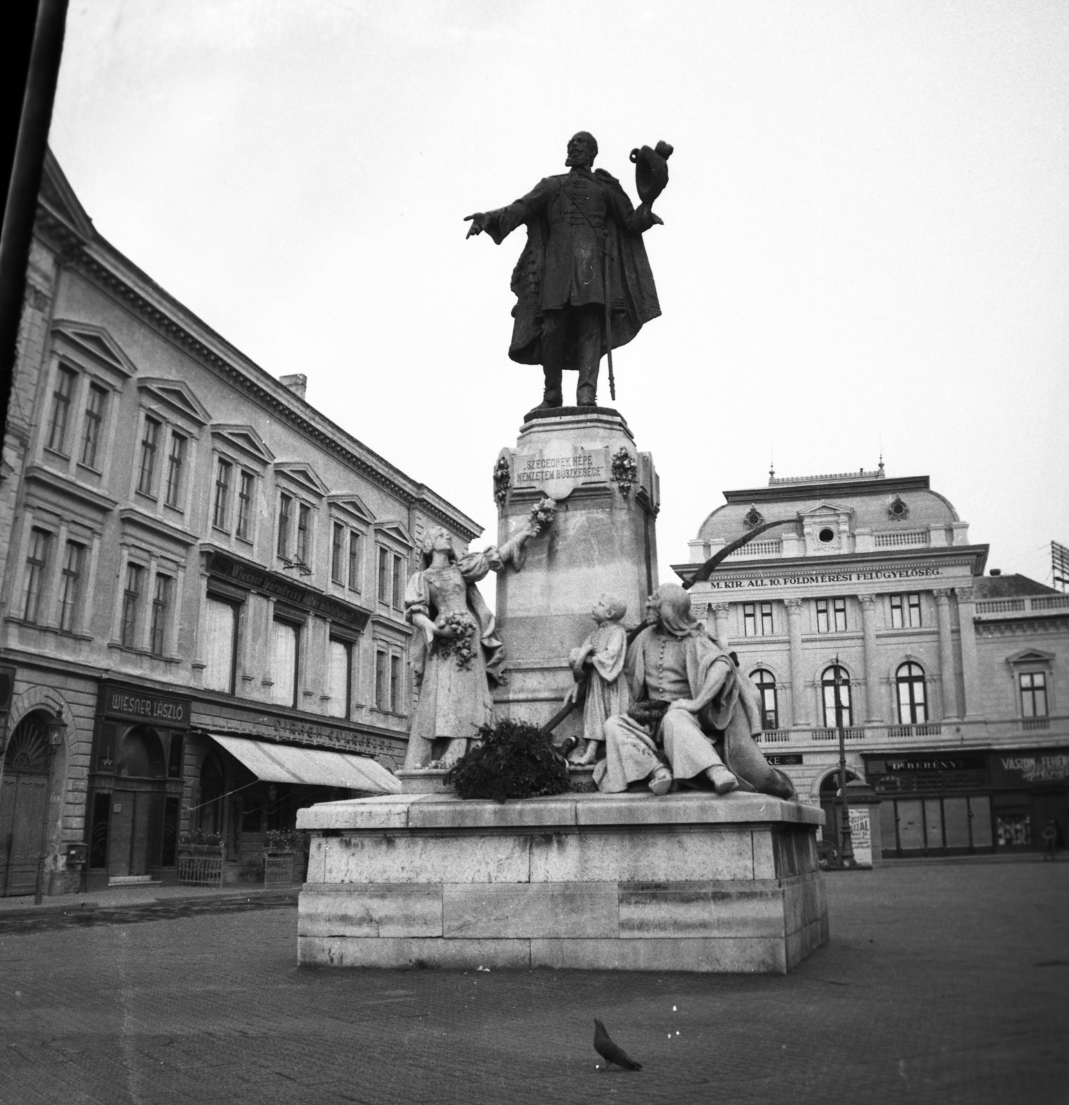 Magyarország, Szeged, Klauzál tér, Kossuth Lajos szobra (Róna József, 1902.)., 1942, Morvay Kinga, szobor, Kossuth Lajos-ábrázolás, Róna József-terv, Fortepan #140575
