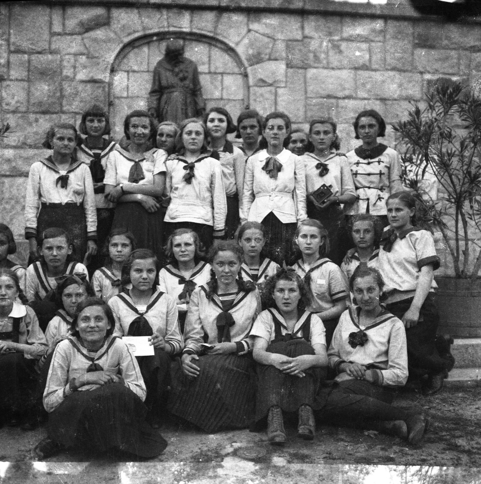 Hungary, Gödöllő, a csoportkép a kegyhely kerítésénél, Szent Konrád kútja (Krasznai Lajos, 1934.) előtt készült., 1936, Morvay Kinga, girls' class, sailor blouse, Fortepan #140577