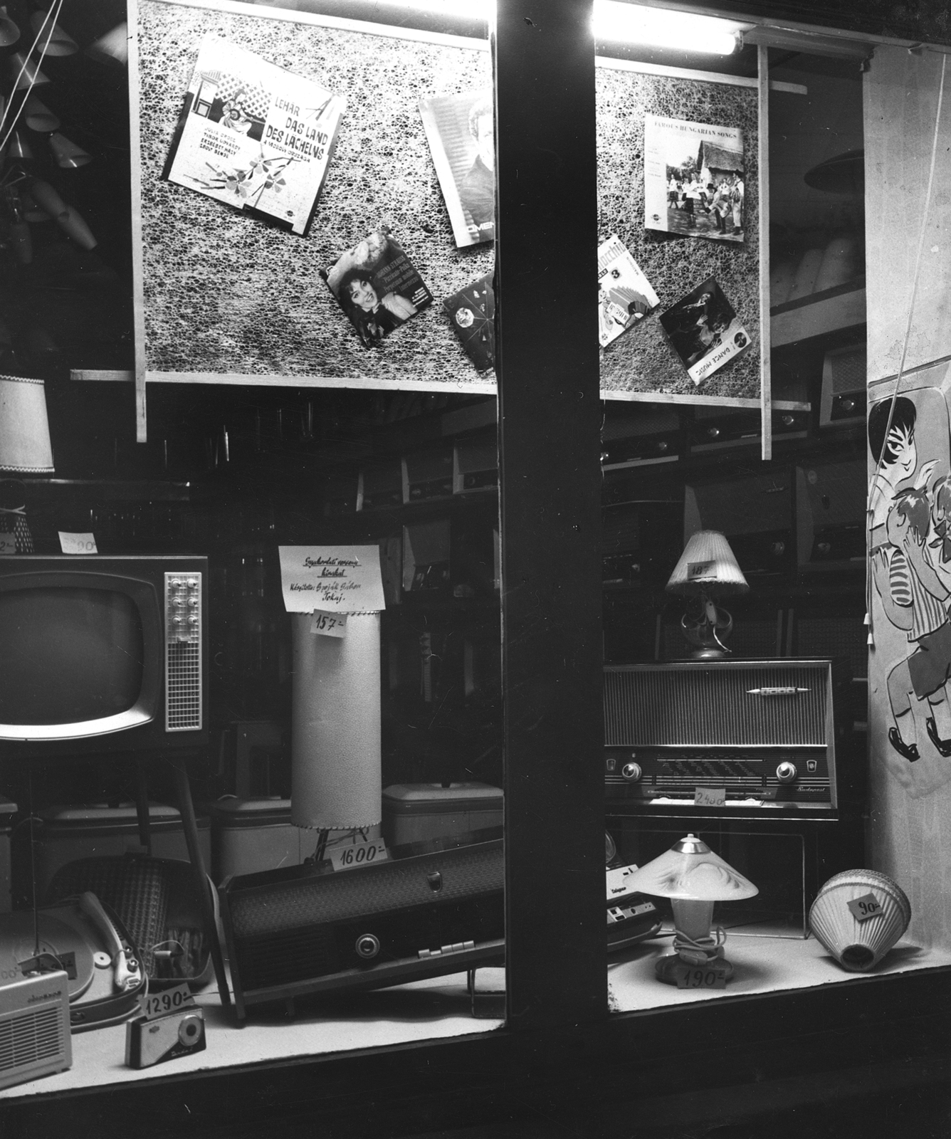 Hungary, Dombóvár, kirakat., 1964, Erky-Nagy Tibor, Show window, light, radio, TV, turntable, vacuum cleaner, record, portable radio, Supraphon-brand, Fortepan #14058
