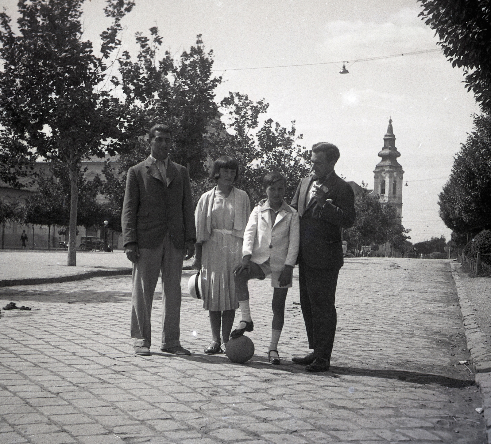 Hungary, Jászberény, Lehel vezér (Apponyi) tér, háttérben a Nagyboldogasszony-templom., 1936, Morvay Kinga, foot on the ball, Fortepan #140583