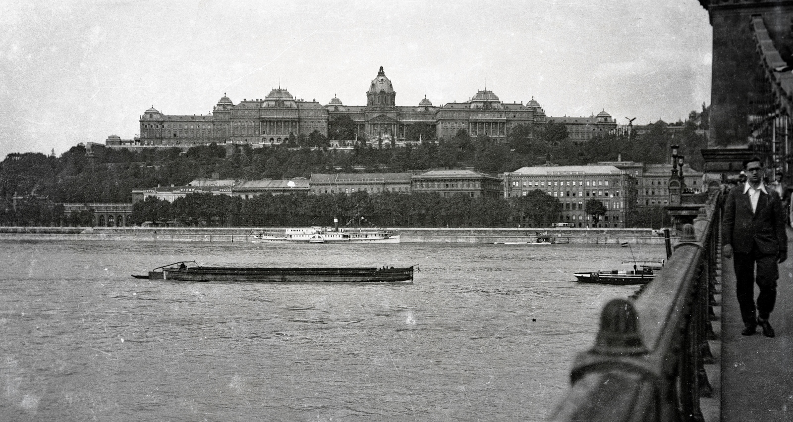Hungary, Budapest I., Királyi Palota (később Budavári Palota) a Széchenyi Lánchídról nézve., 1941, Morvay Kinga, Budapest, Fortepan #140593