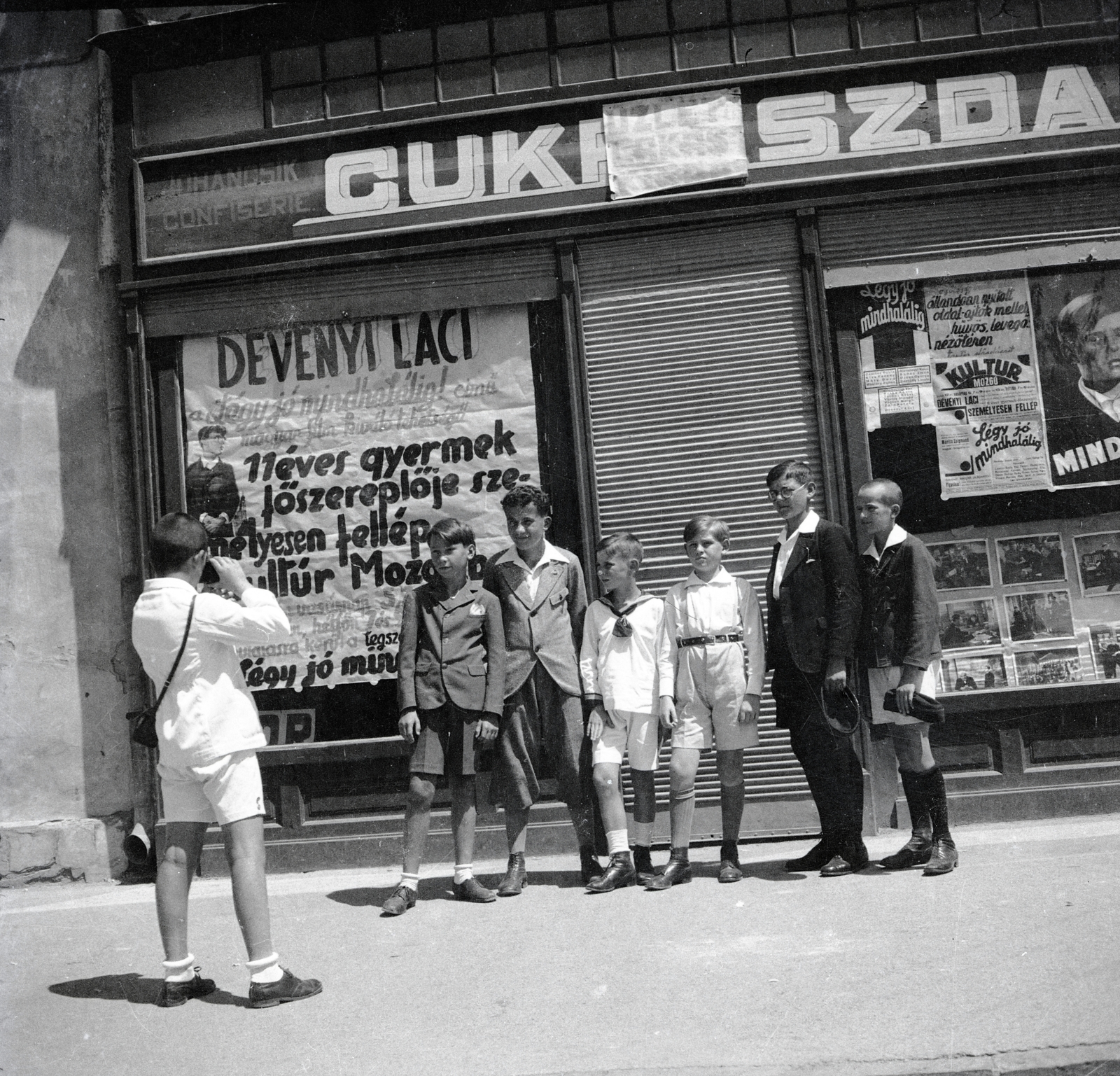 Hungary, Aszód, Kossuth Lajos utca 29., jobbról a harmadik Dévényi Laci gyerekszínész, későbbi filmrendező, 1936, Morvay Kinga, poster, photography, movie theater, shutter, Fortepan #140595