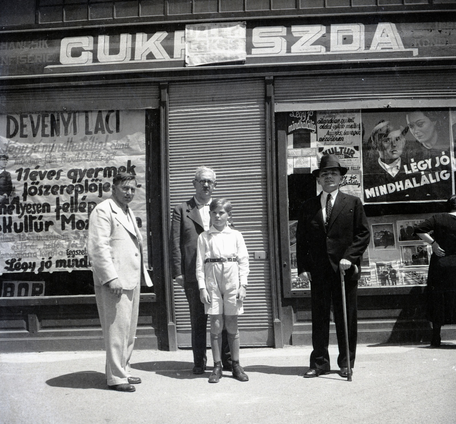 Hungary, Aszód, Kossuth Lajos utca 29., középen Dévényi Laci gyerekszínész, későbbi filmrendező, 1936, Morvay Kinga, poster, pastry shop, movie theater, walking cane, shutter, Fortepan #140597