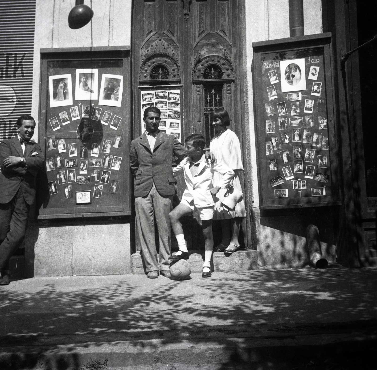 Hungary, Jászberény, Lehel vezér (Apponyi) tér 19., udvarában Zsák Jenő fényképész műtermével., 1937, Morvay Kinga, camera store, foot on the ball, arms crossed over the chest, portrait, studio, Show window, portal, Fortepan #140601
