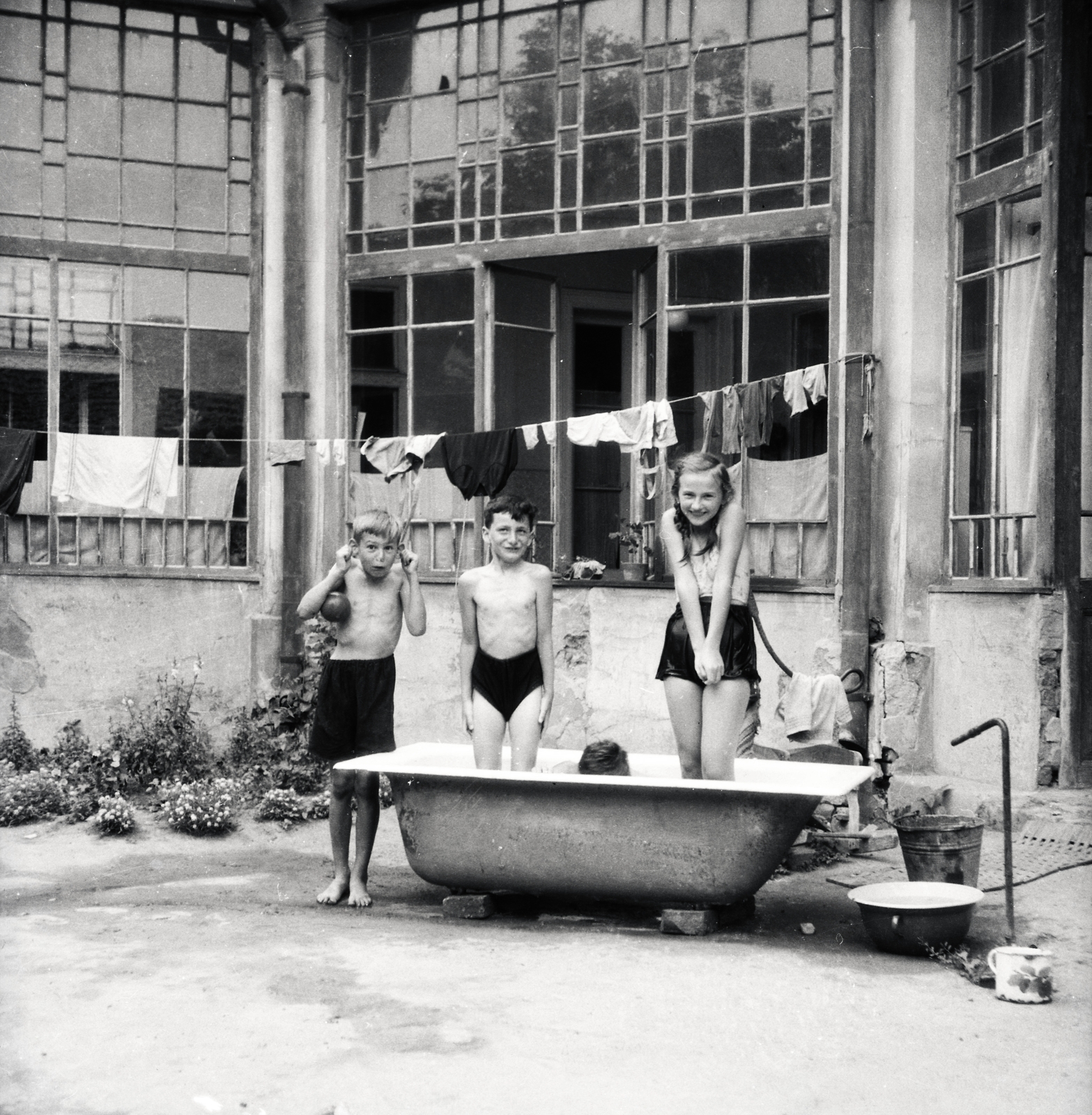 1943, Morvay Kinga, szegénység, mosoly, tréfálkozás, gyerekek, vödör, fürdőkád, teregetés, Fortepan #140611