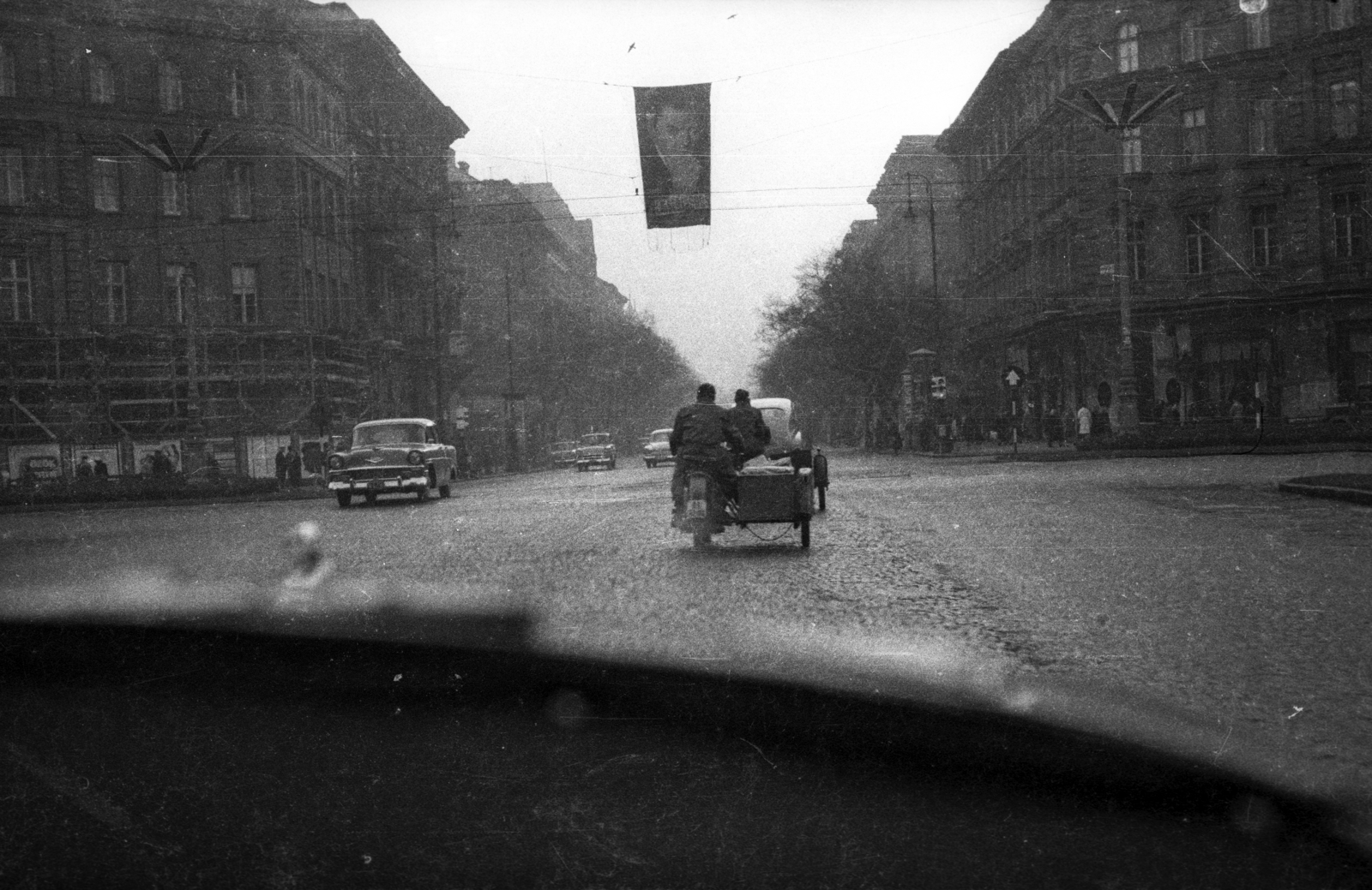 Hungary, Budapest VI., Oktogon (November 7. tér)., 1958, Szent-tamási Mihály, traffic, american brand, motorcycle, motorcycle with sidecar, Chevrolet-brand, automobile, scaffolding, Budapest, Fortepan #14065