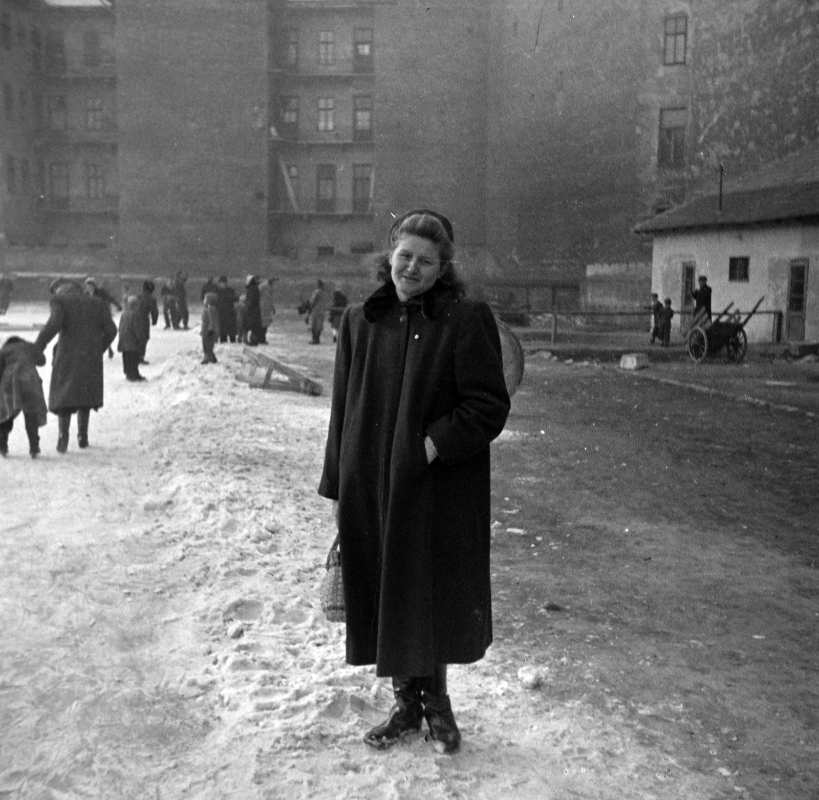 Hungary, Budapest VIII., Harminckettesek tere, korcsolyapálya az egykori dohányraktár helyén., 1949, Miklós Lajos, Budapest, lady, winter coat, boots, Fortepan #140655