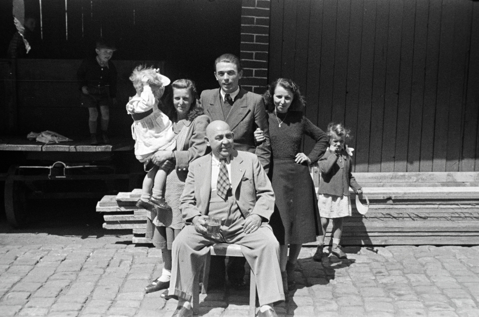 1940, Miklós Lajos, wide sitting, tableau, peeking, Fortepan #140667