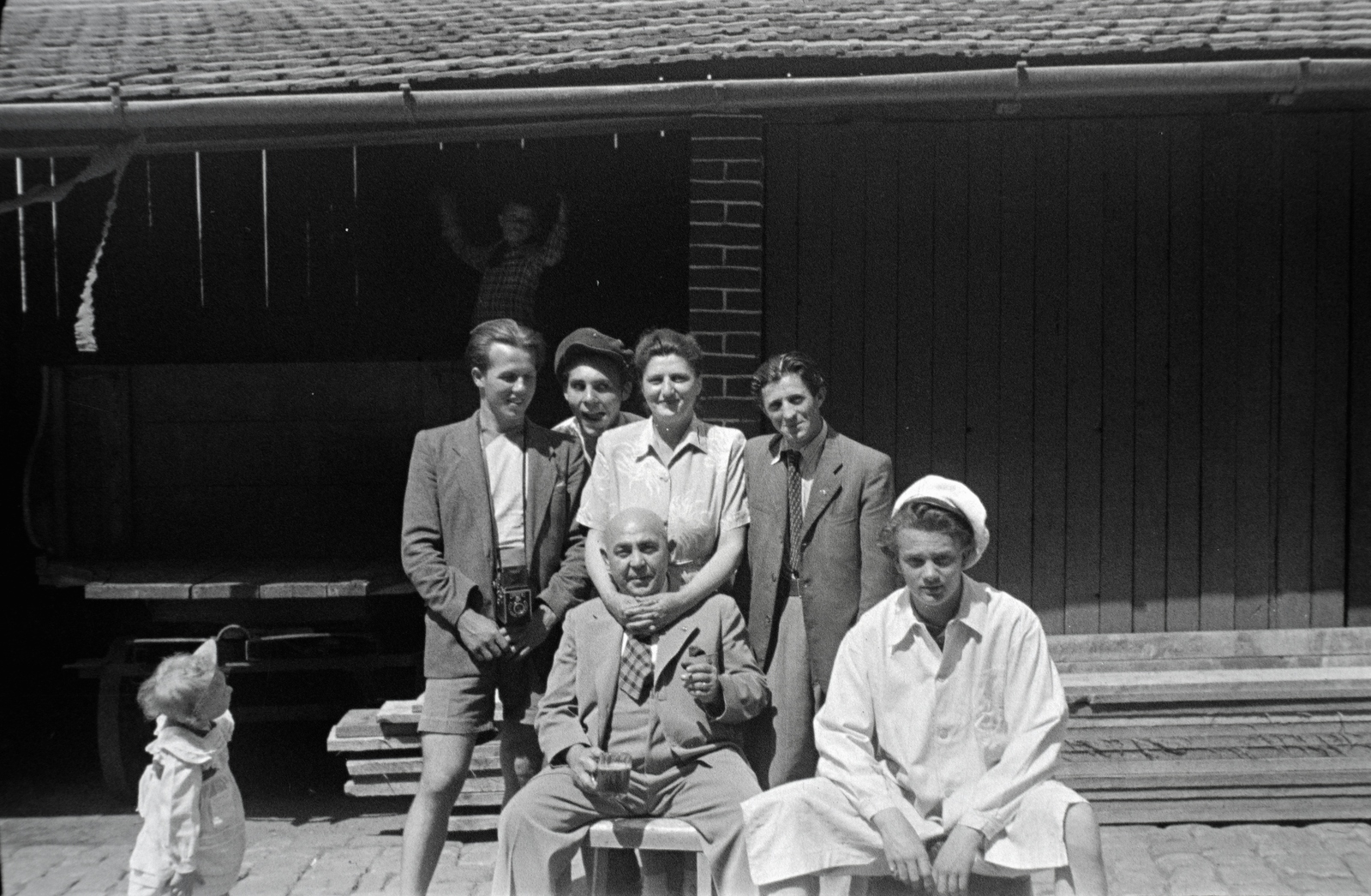 1940, Miklós Lajos, gesture, wide sitting, intertwined fingers, peeking, Fortepan #140669