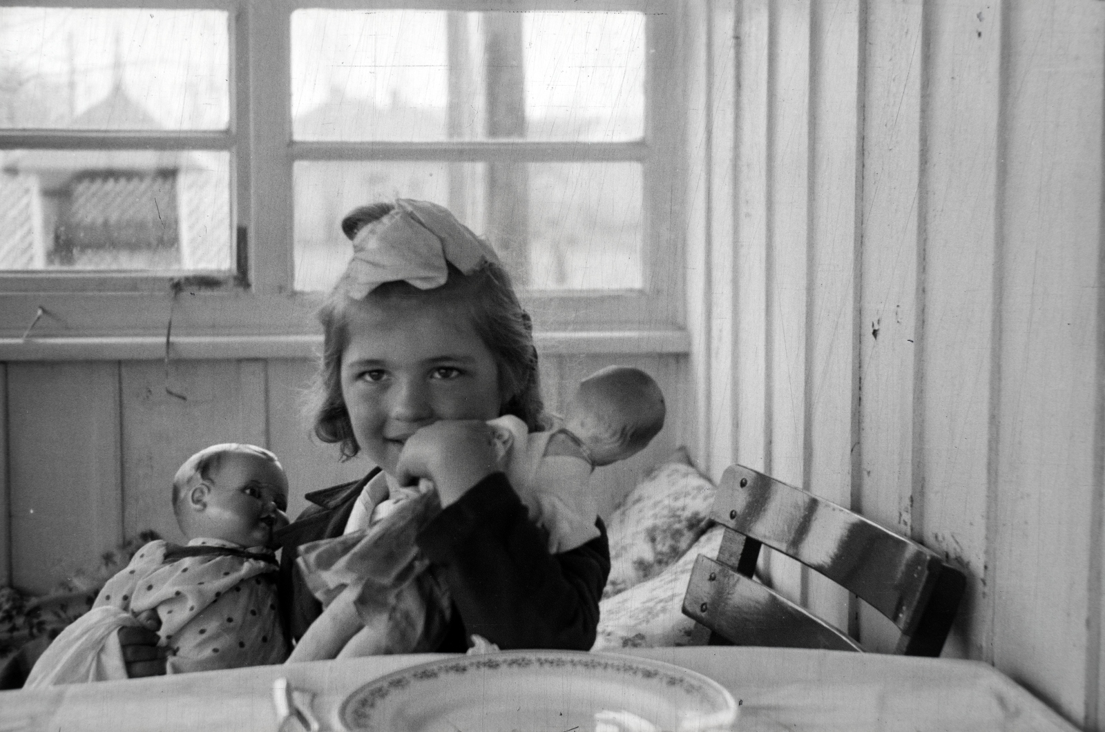 Hungary, Agárd, Vasút utca 33., 1940, Miklós Lajos, ribbon, toy doll, girl, Fortepan #140670