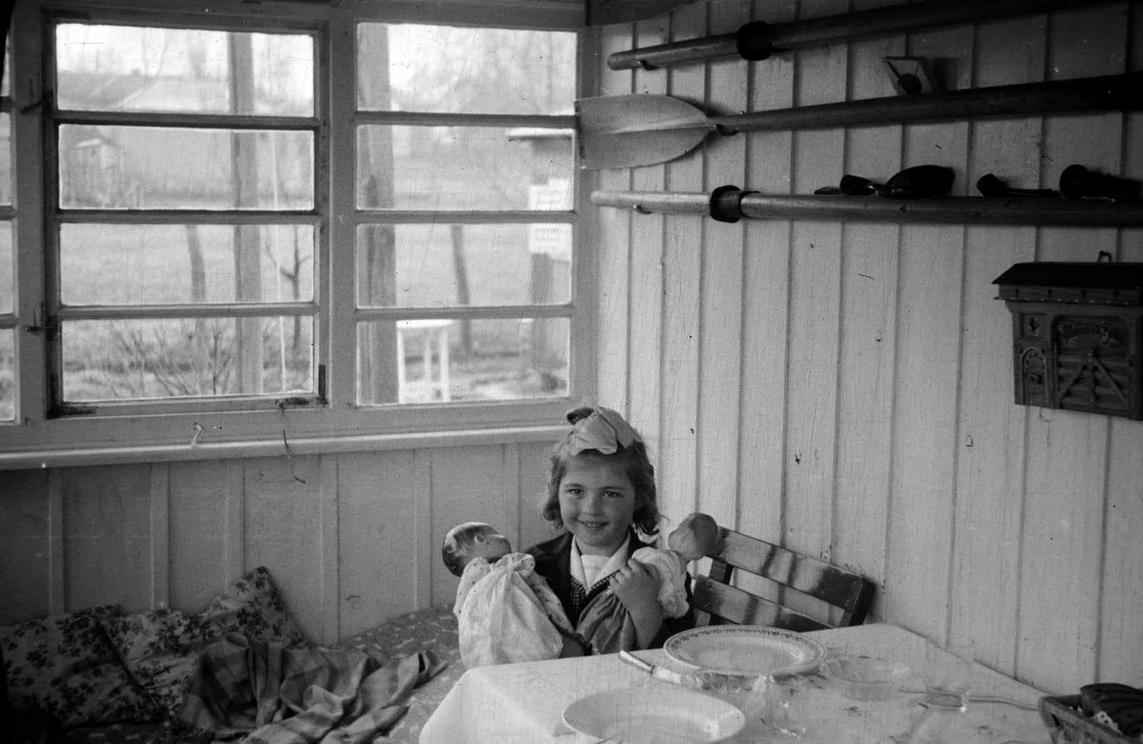 Hungary, Agárd, Vasút utca 33., 1940, Miklós Lajos, ribbon, toy doll, girl, paddle, Fortepan #140671