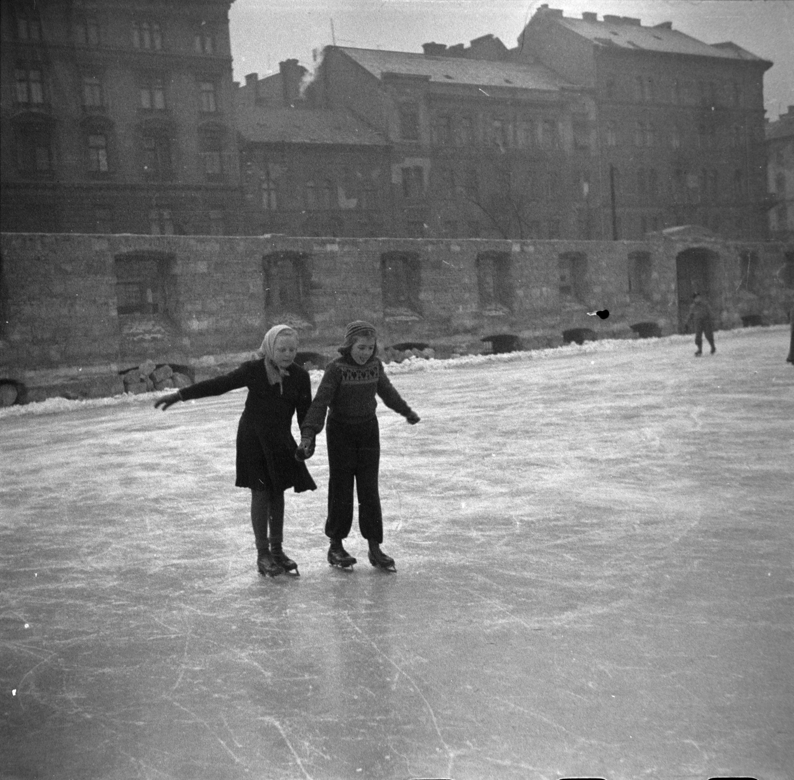 Hungary, Budapest VIII., Harminckettesek tere, korcsolyapálya az egykori dohányraktár helyén., 1949, Miklós Lajos, skating, Budapest, girls, Fortepan #140676