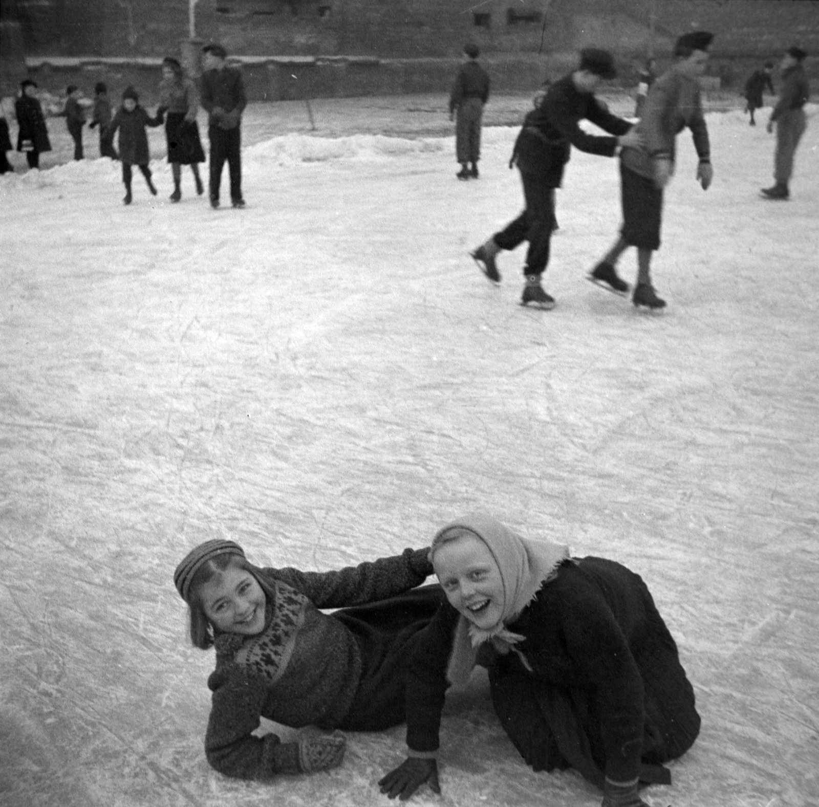 Hungary, Budapest VIII., Harminckettesek tere, korcsolyapálya az egykori dohányraktár helyén., 1949, Miklós Lajos, skating, Budapest, girls, fun, Fortepan #140677