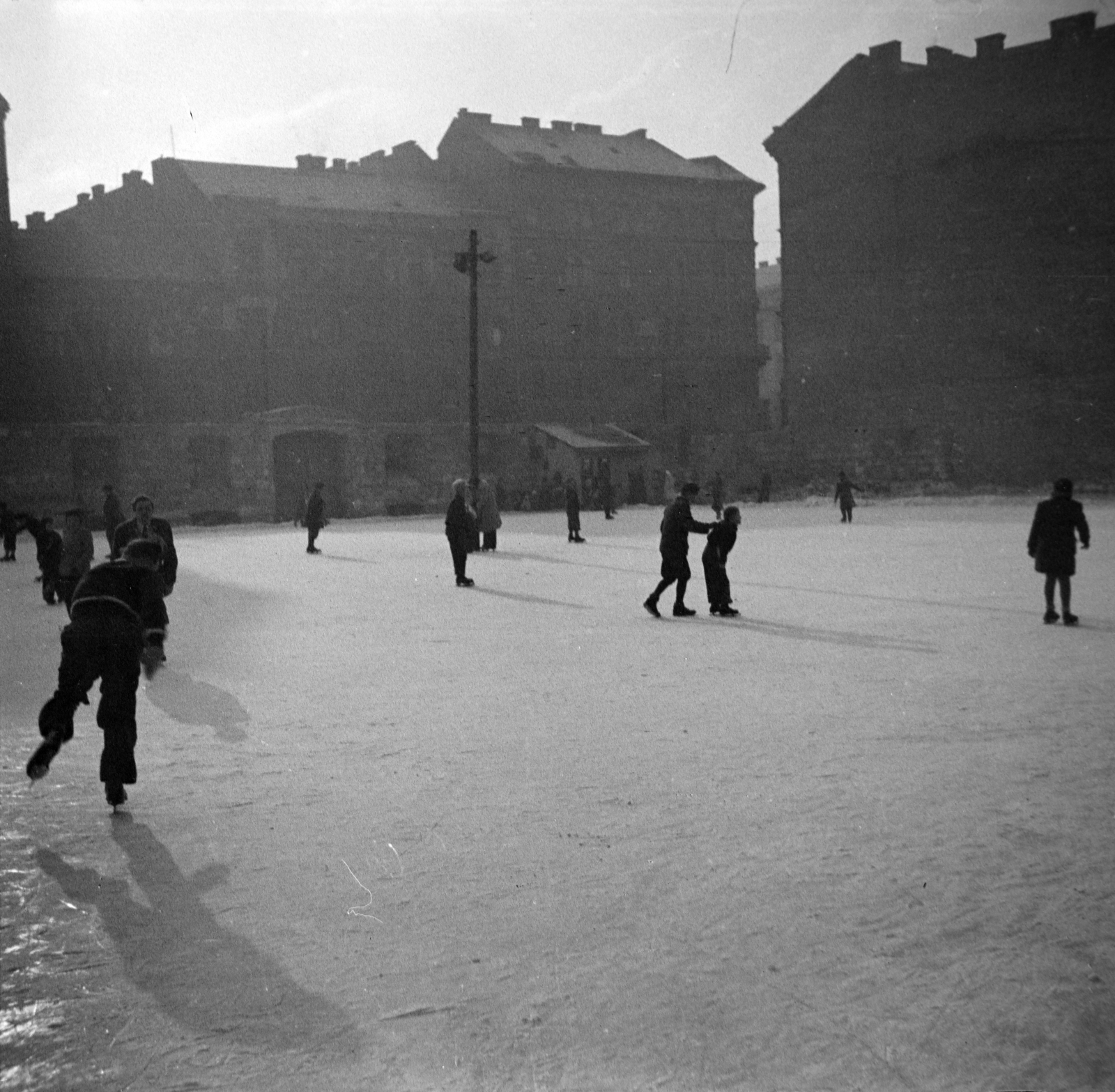 Hungary, Budapest VIII., Harminckettesek tere, korcsolyapálya az egykori dohányraktár helyén., 1949, Miklós Lajos, skating, Budapest, Fortepan #140678