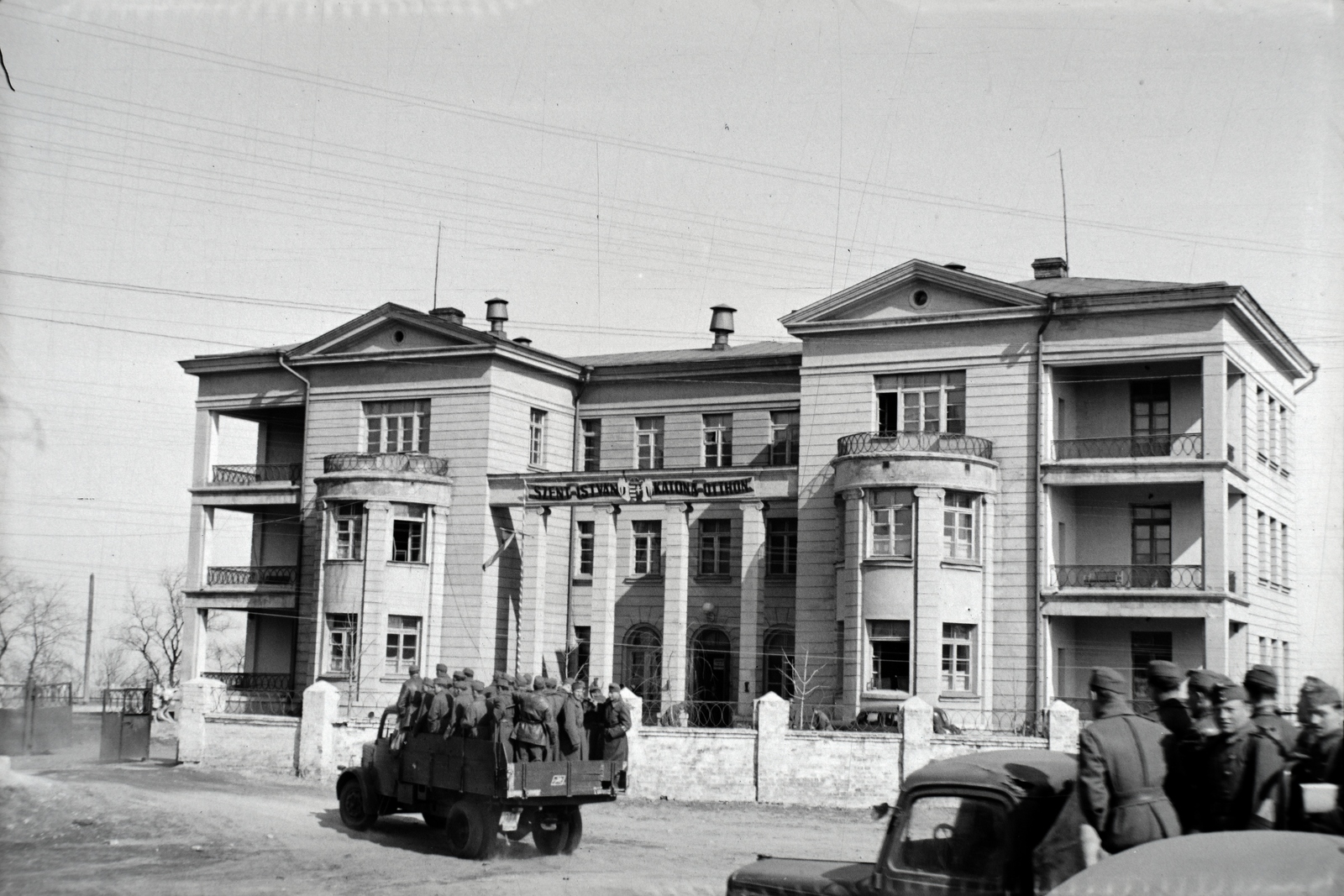 Ukrajna, Kijev, Aszkolgyiv köz 5., Szent István katonaotthon (később óvoda)., 1942, Miklós Lajos, teherautó, második világháború, Fortepan #140697