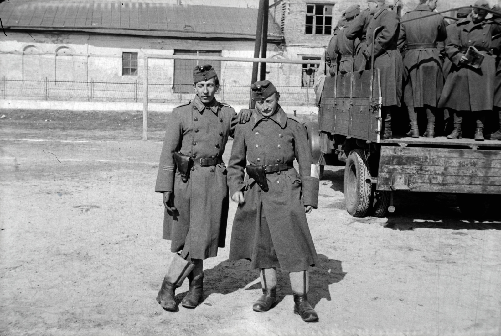Ukraine, Kyiv, 1942, Miklós Lajos, second World War, leg over leg, "Bocskai" side cap, Fortepan #140698