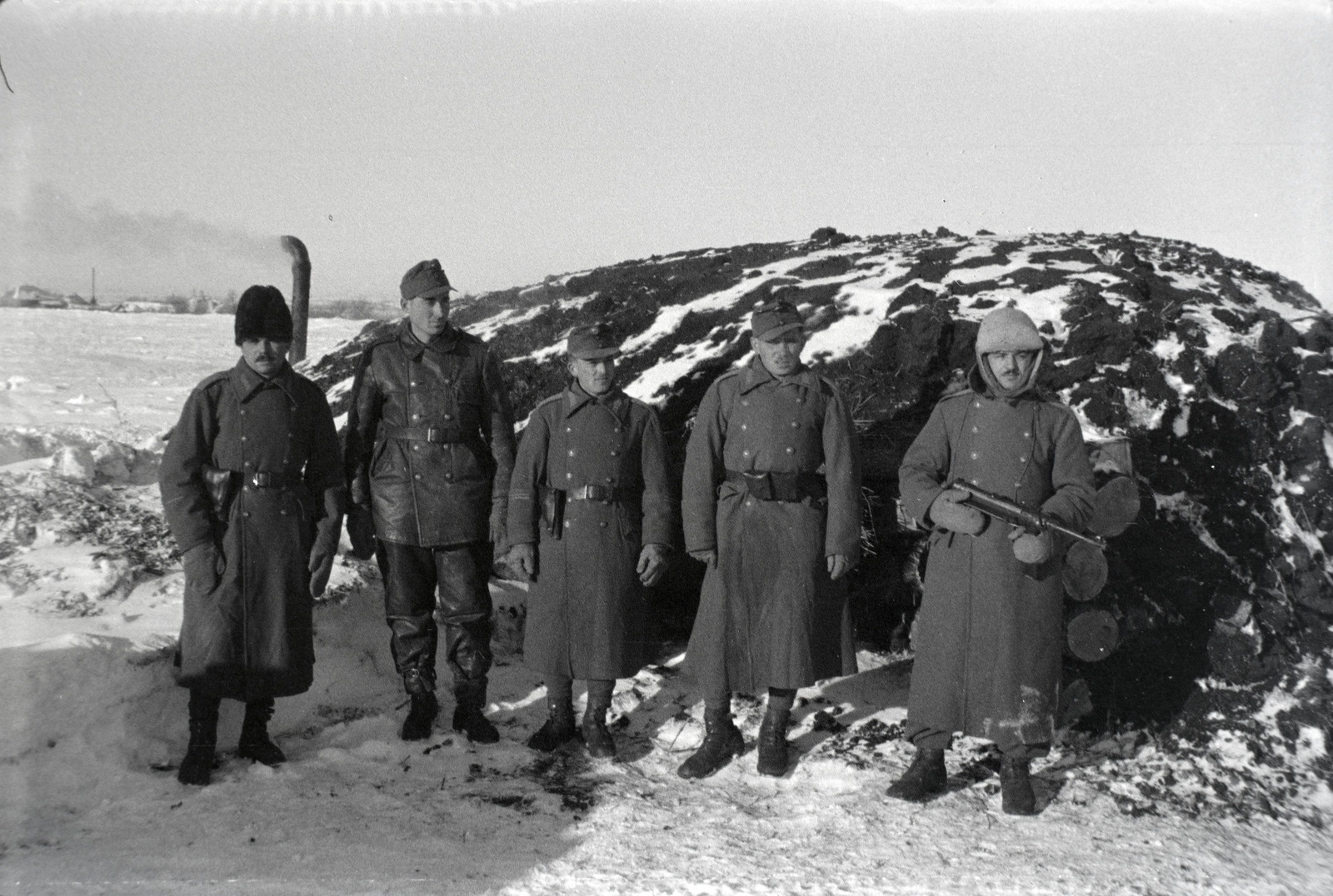 Russia, 1942, Miklós Lajos, eastern front, snow, second World War, chimney, machine gun, Hungarian soldier, Fortepan #140715
