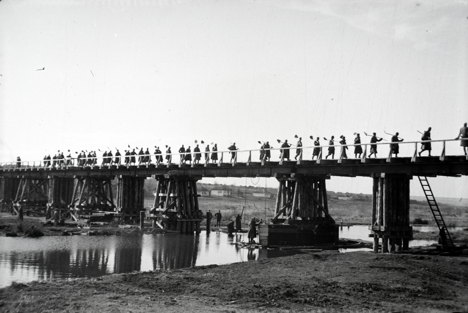 Russia, Petrenkovo, a megszállók által készített ideiglenes vasúti híd Osztrogozsszk mellett a Polubjanka folyó felett., 1942, Miklós Lajos, eastern front, bridge, second World War, prisoner of war, wooden bridge, Fortepan #140722