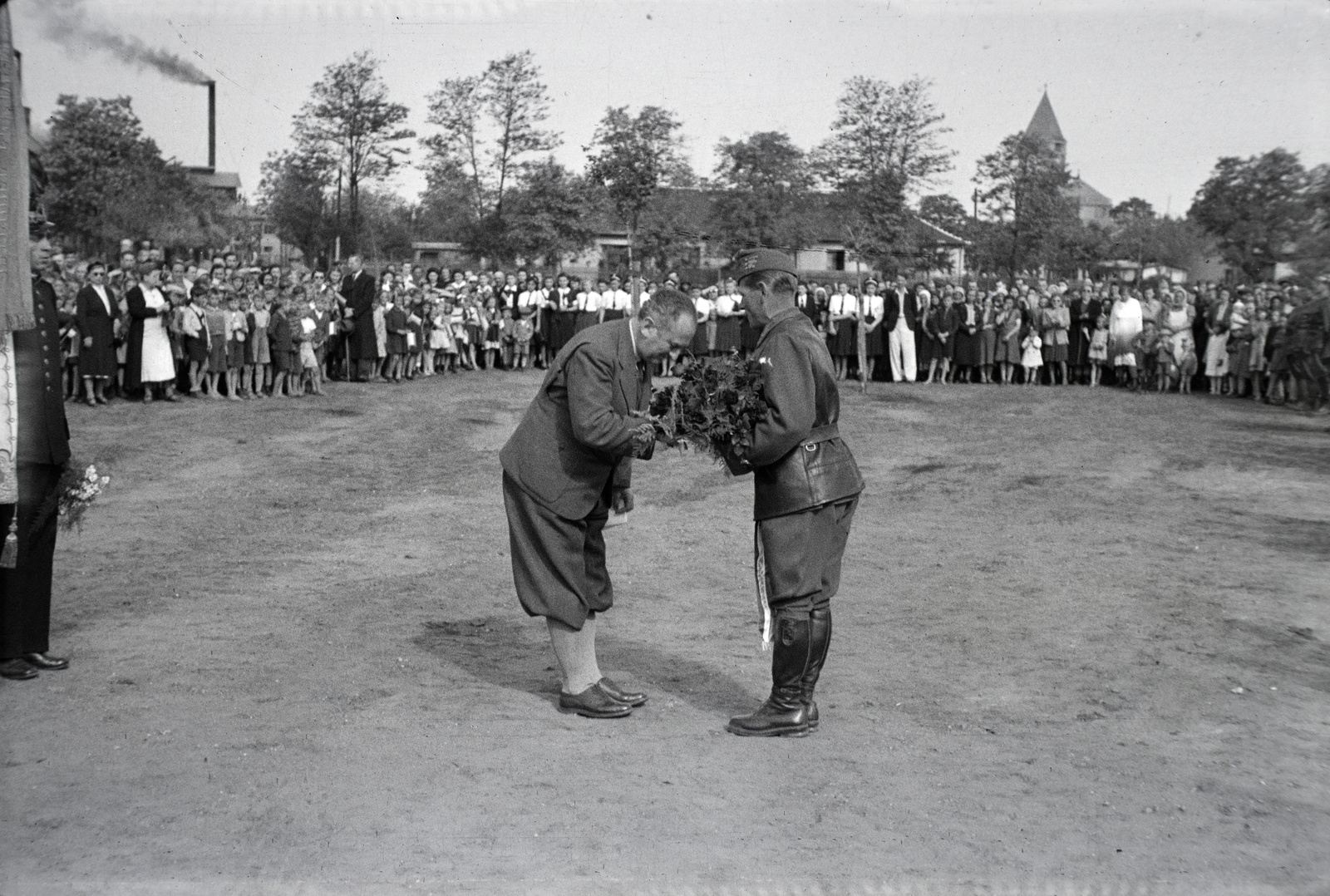Hungary, Dorog, Otthon tér, jobbra a háttérben a Szent Borbála-templom., 1942, Miklós Lajos, festive, handshake, Fortepan #140762