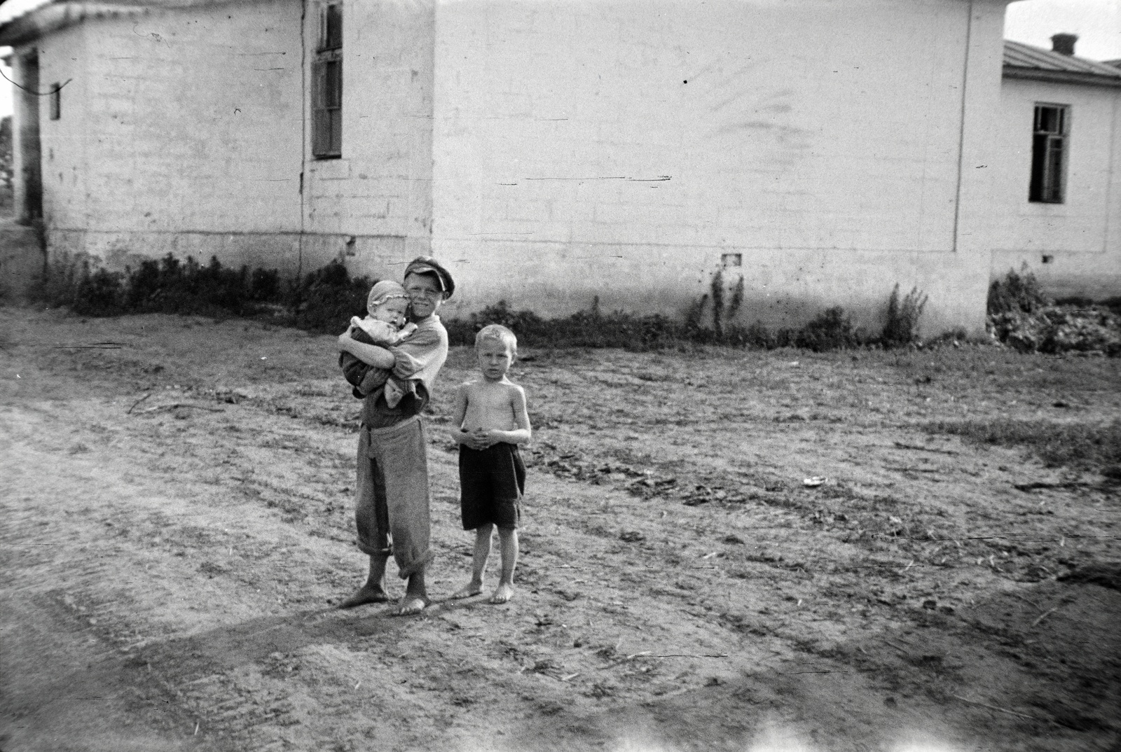 Russia, 1942, Miklós Lajos, poverty, kid, barefoot, Fortepan #140768