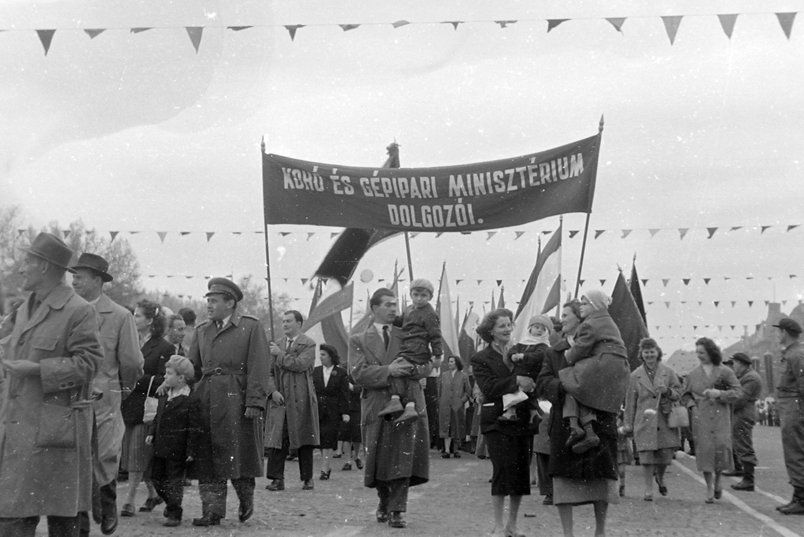 Hungary, Budapest XIV., Ötvenhatosok tere (Felvonulási tér), május 1-i felvonulás., 1959, Szent-tamási Mihály, flag, Workers' Militia, march, 1st of May parade, Budapest, Fortepan #14077