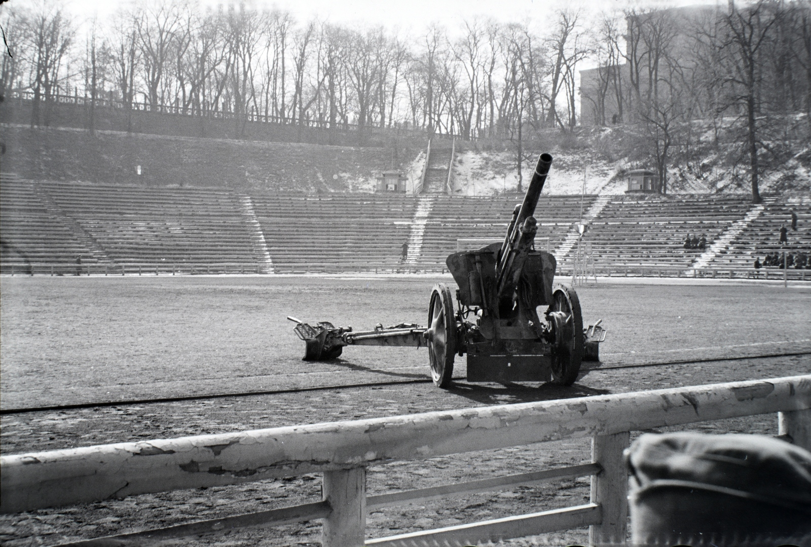 Ukraine, Kyiv, Német Stadion (korábban Balitszkij Dinamo Stadion, ma Valerij Lobanovszkij Dinamo Stadion), a 2. magyar hadsereg hadműveleti területről való kivonásának alkalmából rendezett ünnepség és tábori mise helyszíne., 1943, Miklós Lajos, stadium, ordnance, Anti aircraft cannon, Fortepan #140789