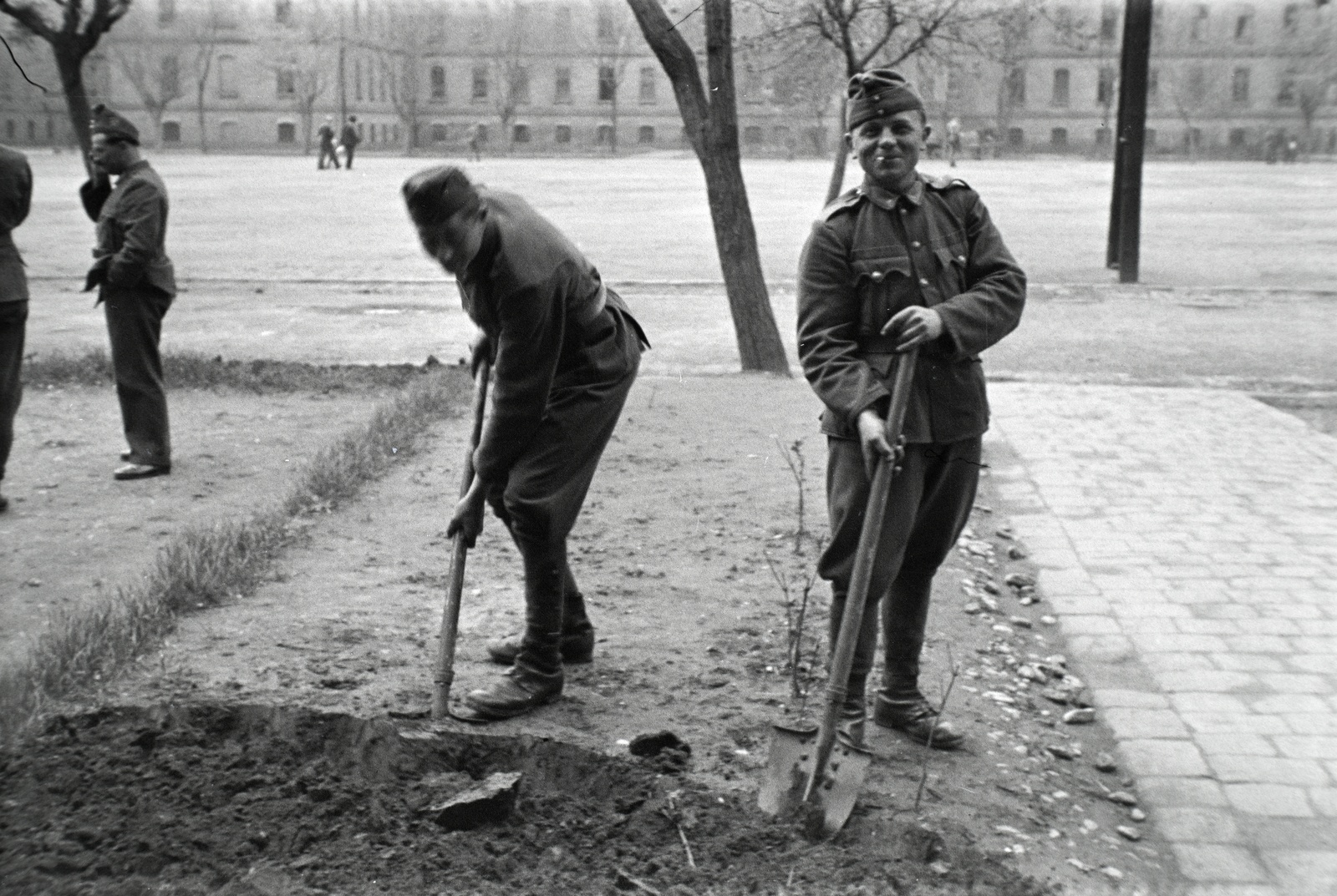 Hungary, Budapest IX., Üllői út 133-135. Ferenc József gyalogsági laktanya., 1941, Miklós Lajos, Hungarian soldier, Budapest, digging, "Bocskai" side cap, Fortepan #140798