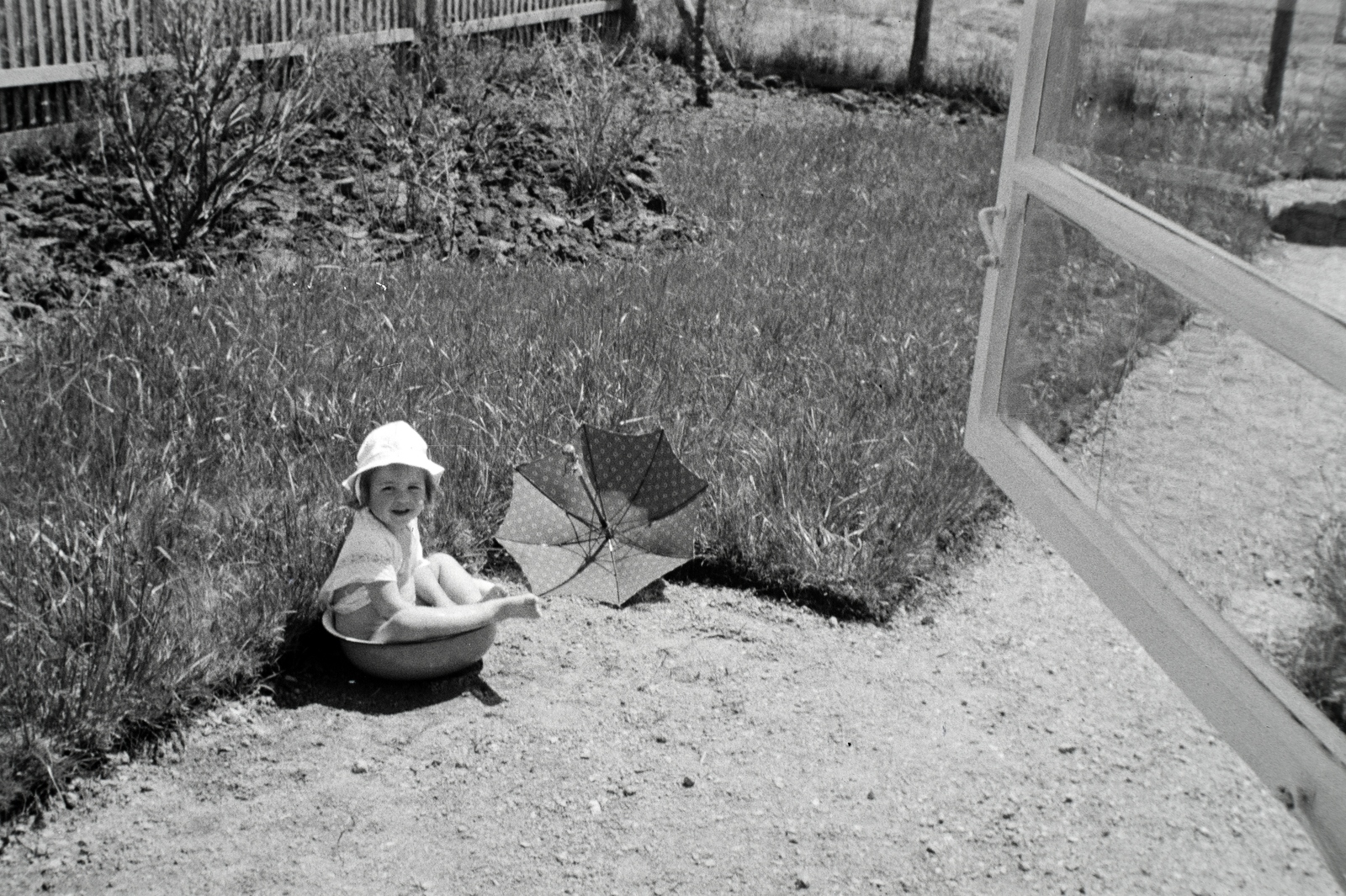 Hungary, Agárd, Vasút utca 33., 1941, Miklós Lajos, sunshades, holiday house, bath, Fortepan #140802