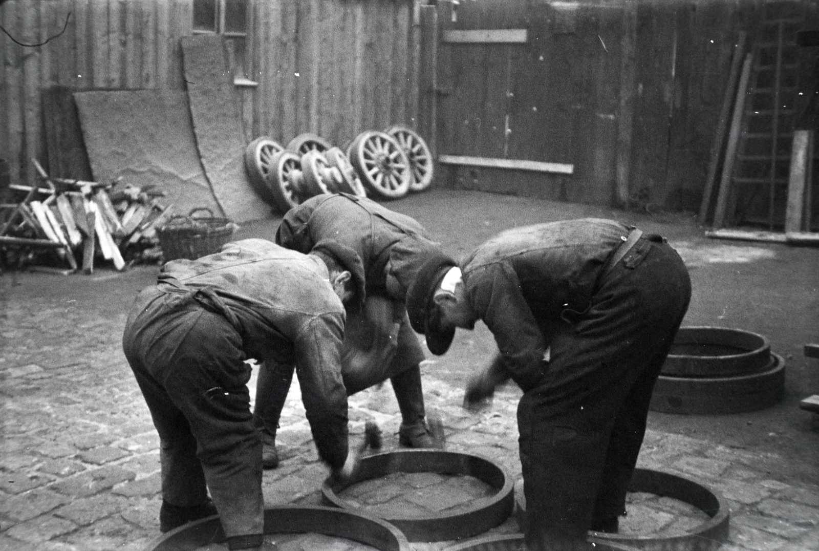 Hungary, Budapest X., Vaspálya utca 4., a felvétel Miklós Lajos járműgyártó mester üzemének udvarában készült., 1941, Miklós Lajos, cooper workshop, Budapest, wheel, Fortepan #140808