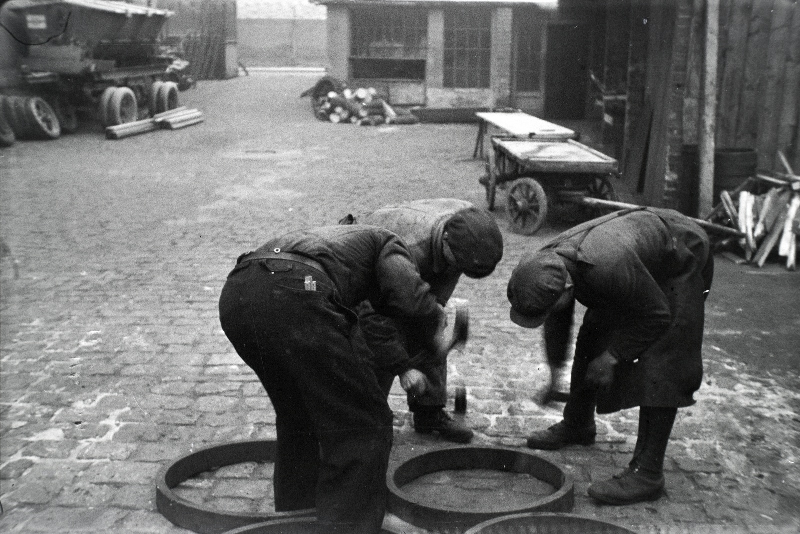 Hungary, Budapest X., Vaspálya utca 4., a felvétel Miklós Lajos járműgyártó mester üzemének udvarában készült., 1941, Miklós Lajos, cooper workshop, Budapest, handbarrow, Fortepan #140809