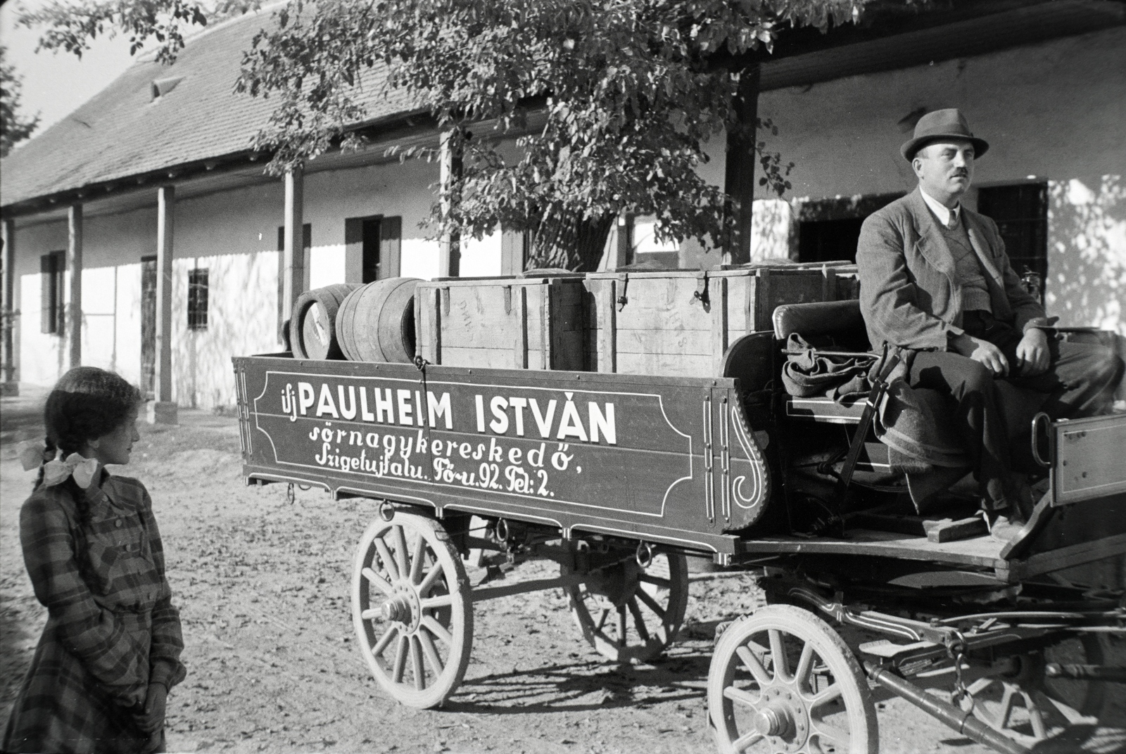 Hungary, Szigetújfalu, Fő utca 92., ifj. Paulheim István sörnagykereskedő telepe. A platós lovaskocsi Miklós Lajos járműgyártó mester üzemében készült., 1940, Miklós Lajos, Horse-drawn carriage, Fortepan #140821