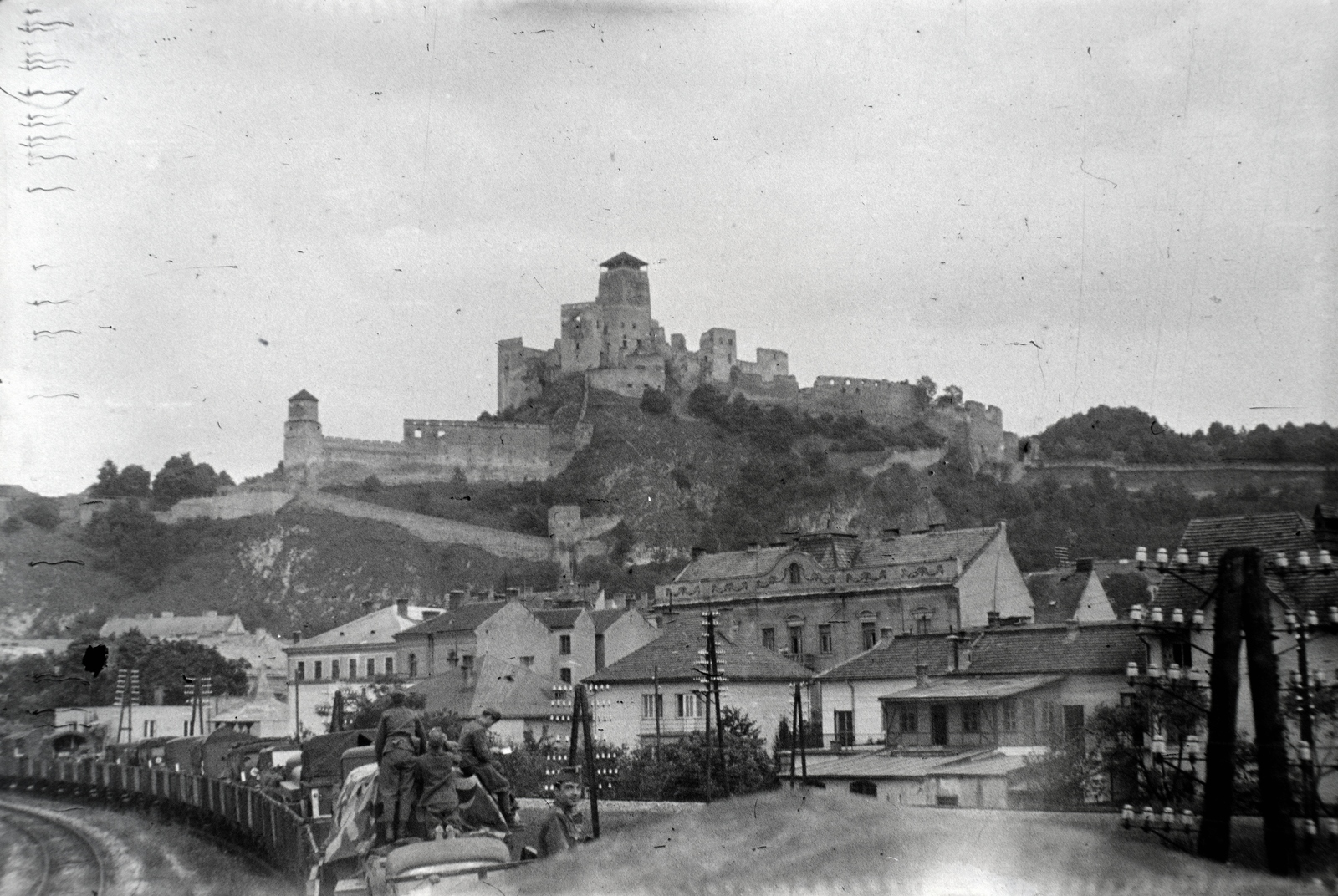 Slovakia, Trenčín, a vár a vasúti híd felől nézve, előtérben az ulica Hasičská., 1943, Miklós Lajos, railway, museum, castle, First Slovak Republic, Fortepan #140826