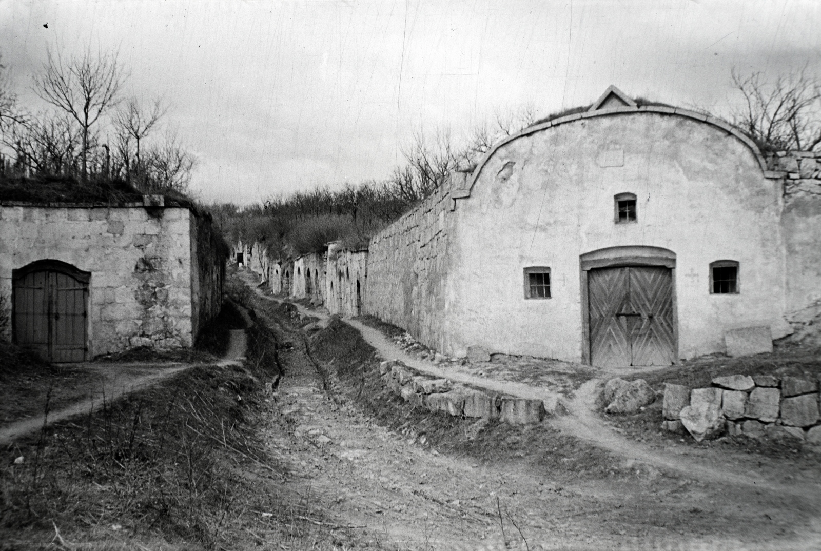 Hungary, Zsámbék, a Szomori útról nyíló pincesor., 1942, Miklós Lajos, cellars, Fortepan #140835