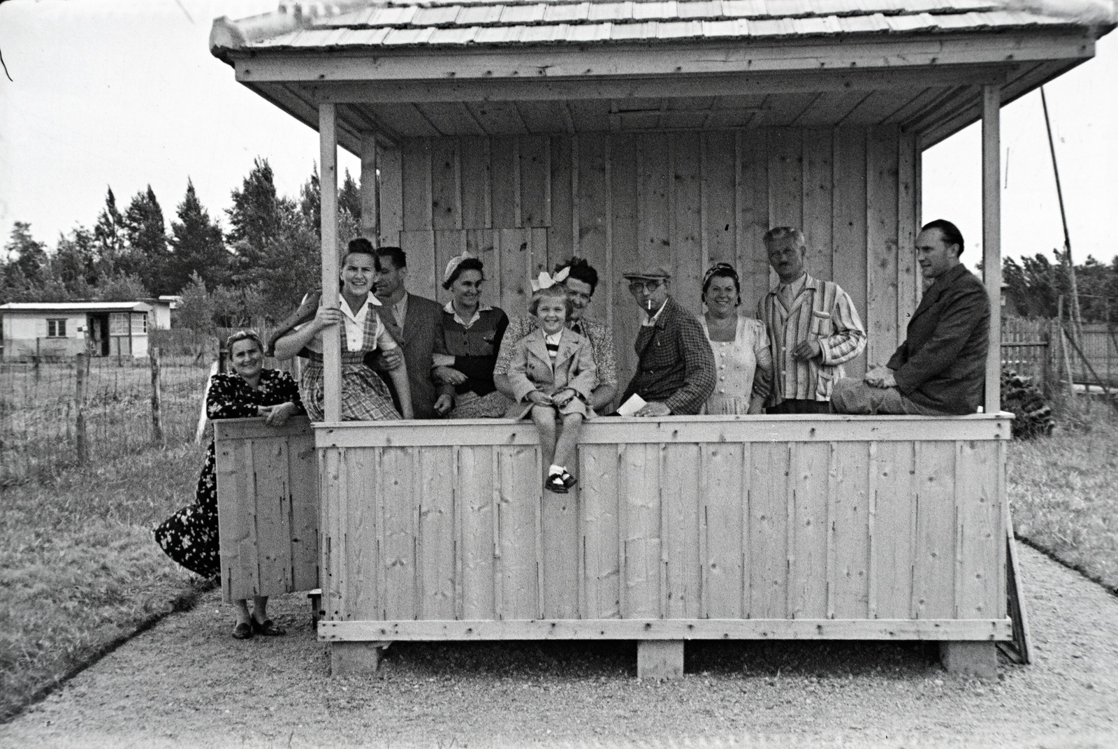 1940, Miklós Lajos, csoportkép, faház, korláton ülni, pizsama, masni, csíkos ruha, kislány, pavilon, Fortepan #140849
