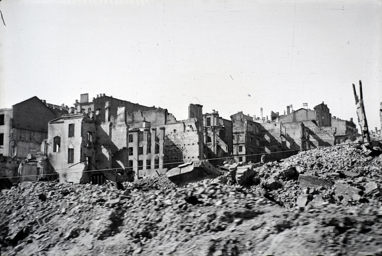 Ukraine, Kyiv, a Prorizna út felrobbantott épületei a Hrescsatik sugárút felől nézve., 1942, Miklós Lajos, second World War, damaged building, Fortepan #140879