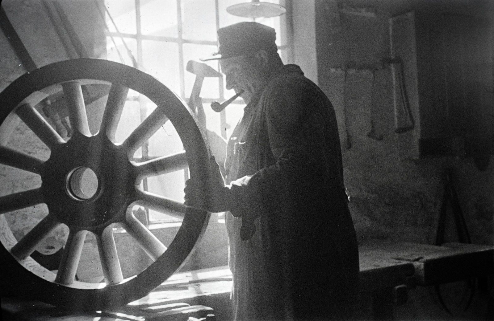 Hungary, Budapest X., Vaspálya utca 4., Miklós Lajos járműgyártó mester üzemének műhelye., 1943, Miklós Lajos, pipe, tool, cooper workshop, Budapest, backlight, divided windows, wheel, Fortepan #140880