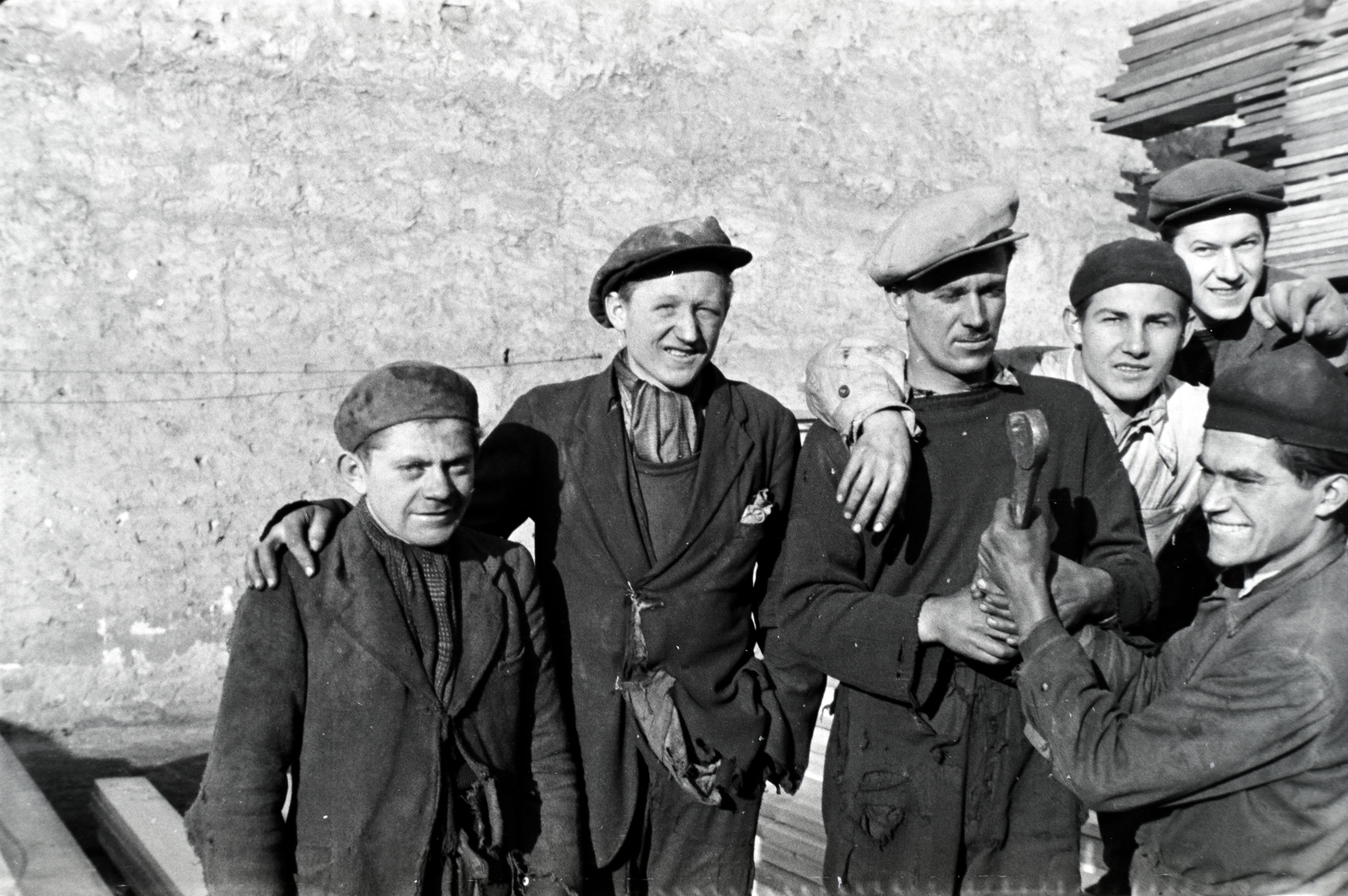 Hungary, Budapest X., Vaspálya utca 4., Miklós Lajos járműgyártó mester üzemének udvara, dolgozók csoportképe., 1943, Miklós Lajos, Budapest, Fortepan #140892