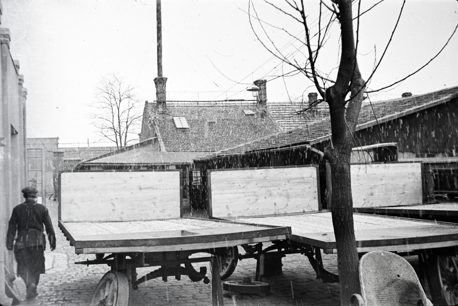 Hungary, Budapest X., Vaspálya utca 4., Miklós Lajos járműgyártó mester üzemének udvara, összeszerelésre váró platós lovaskocsik., 1943, Miklós Lajos, Horse-drawn carriage, rain, Budapest, Fortepan #140897