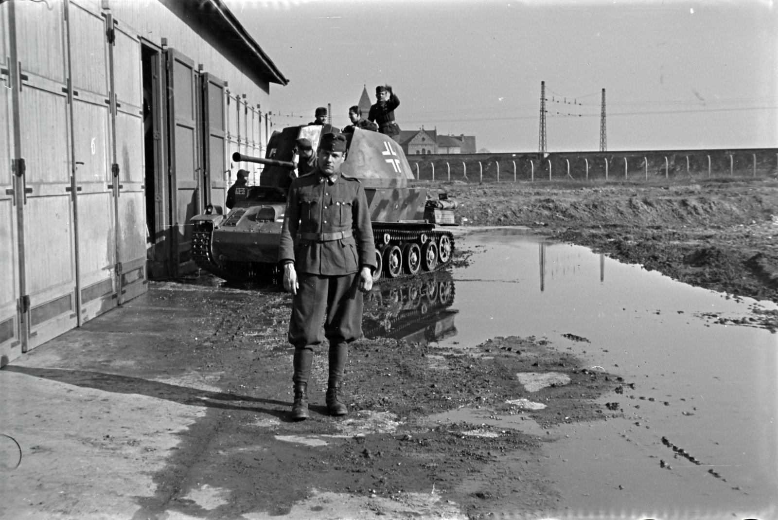 Magyarország, Budapest IX., Üllői út 133-135. Ferenc József gyalogsági laktanya. Háttérben, a vasúti töltésen túl, az Ecseri útnál a Szent Kereszt-templom., 1942, Miklós Lajos, felségjelzés, terepminta, 40M Nimród, Budapest, Fortepan #140902