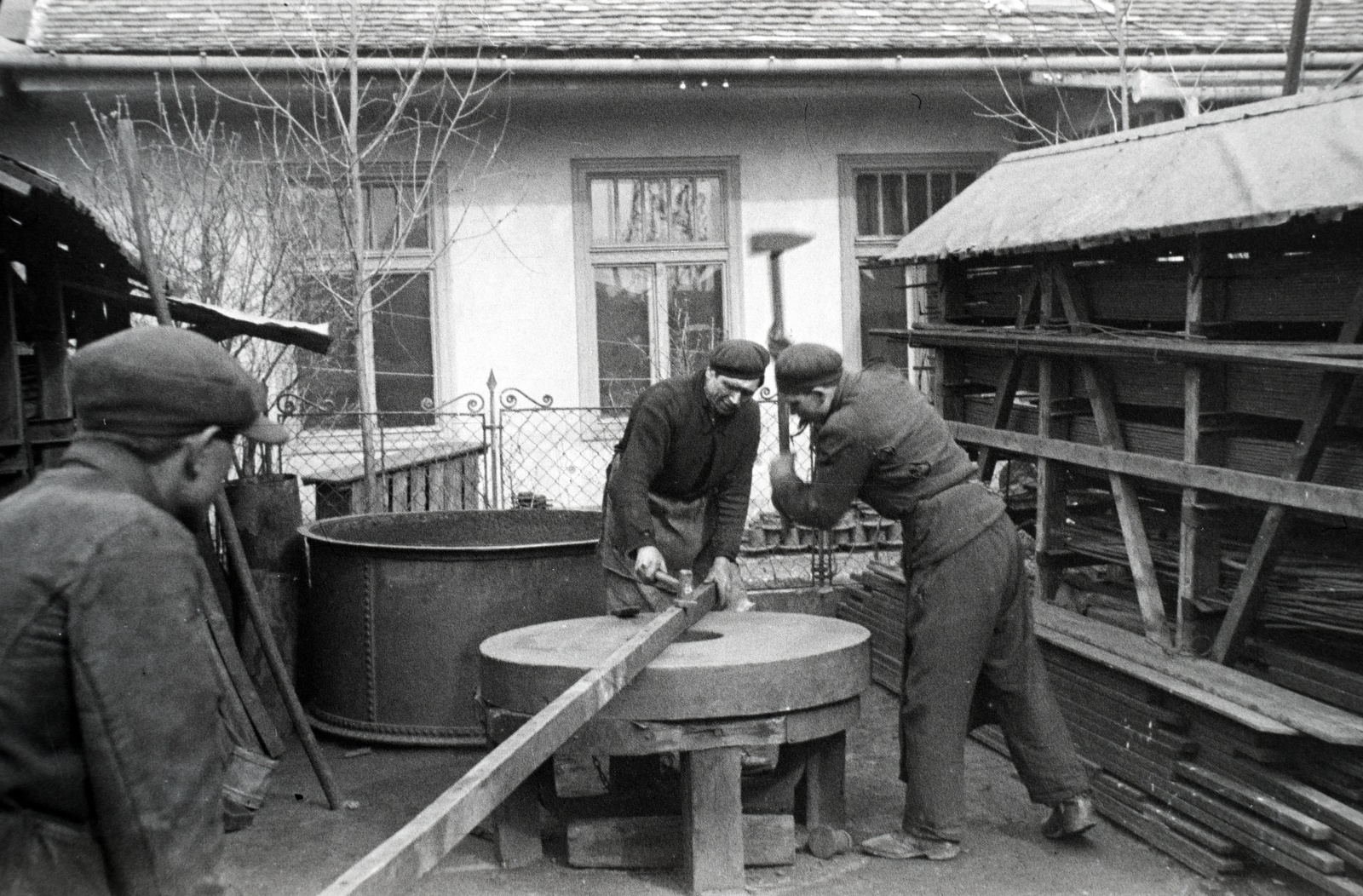 Hungary, Budapest X., Vaspálya utca 4., a felvétel Miklós Lajos járműgyártó mester üzemének udvarában készült., 1943, Miklós Lajos, Budapest, Fortepan #140911
