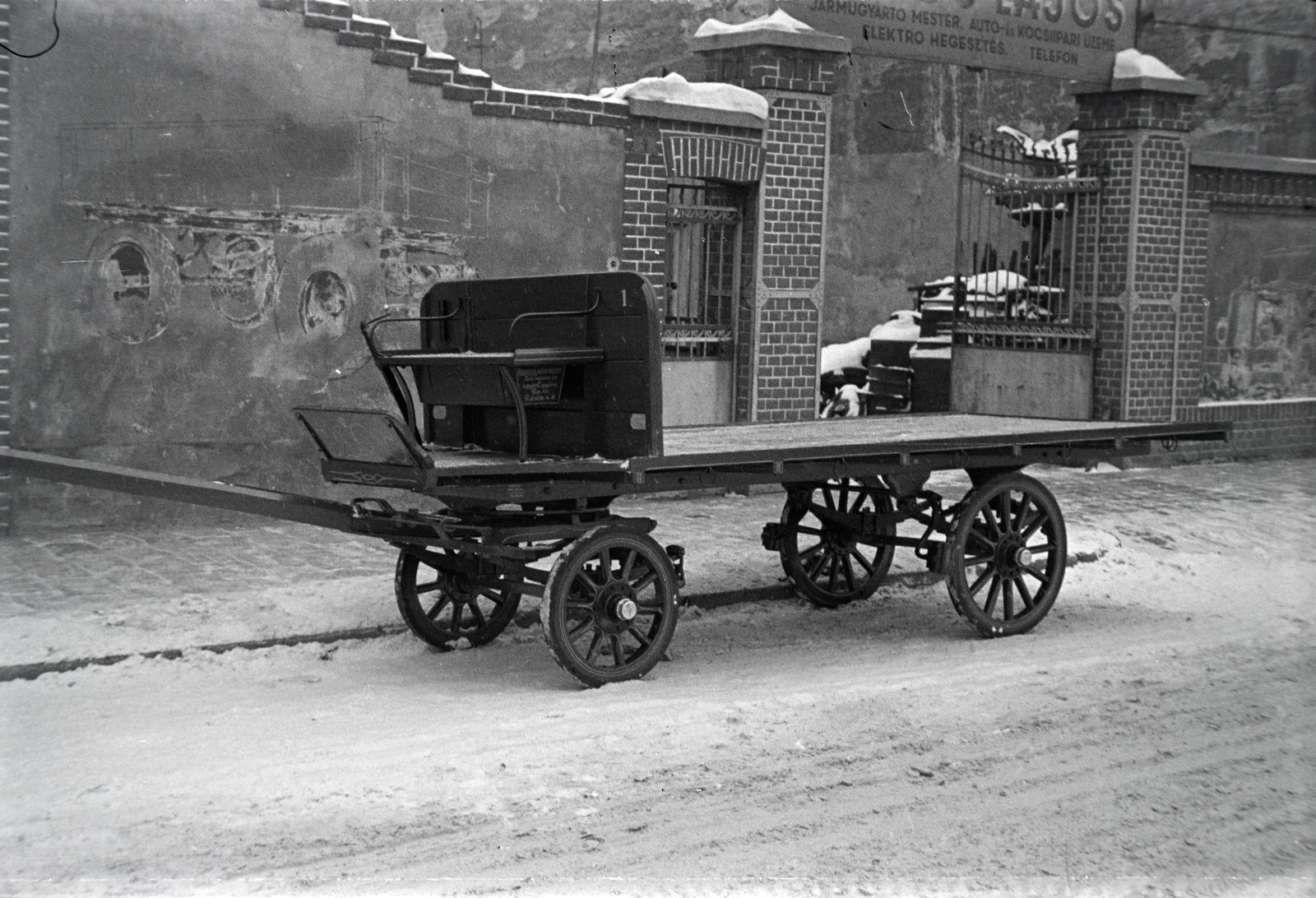 Magyarország, Budapest X., Vaspálya utca 4., Miklós Lajos járműgyártó mester üzeme előtt egy platós lovaskocsi., 1943, Miklós Lajos, lovaskocsi, Budapest, Fortepan #140913