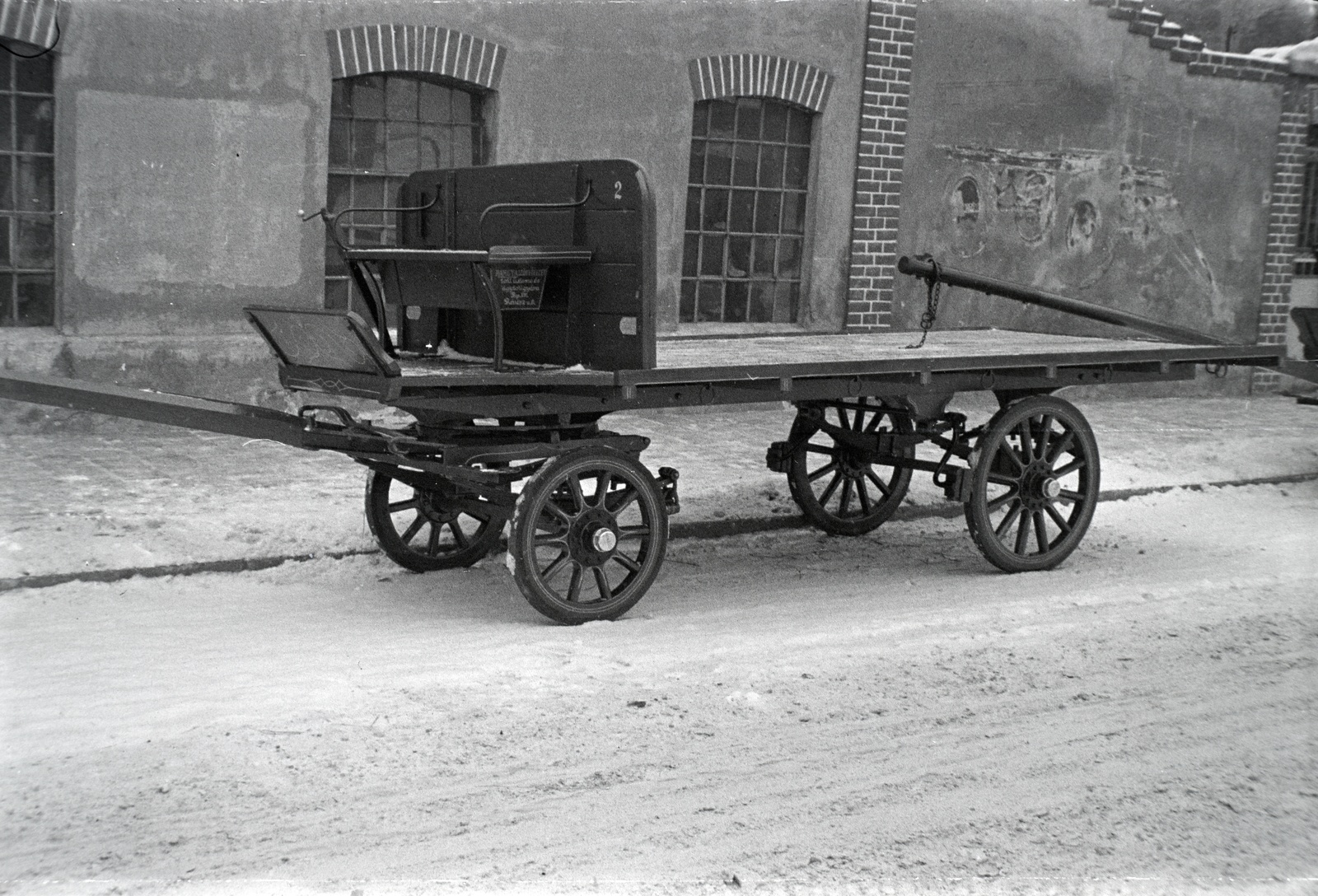 Hungary, Budapest X., Vaspálya utca 4., Miklós Lajos járműgyártó mester üzeme előtt egy platós lovaskocsi., 1943, Miklós Lajos, Horse-drawn carriage, Budapest, Fortepan #140914