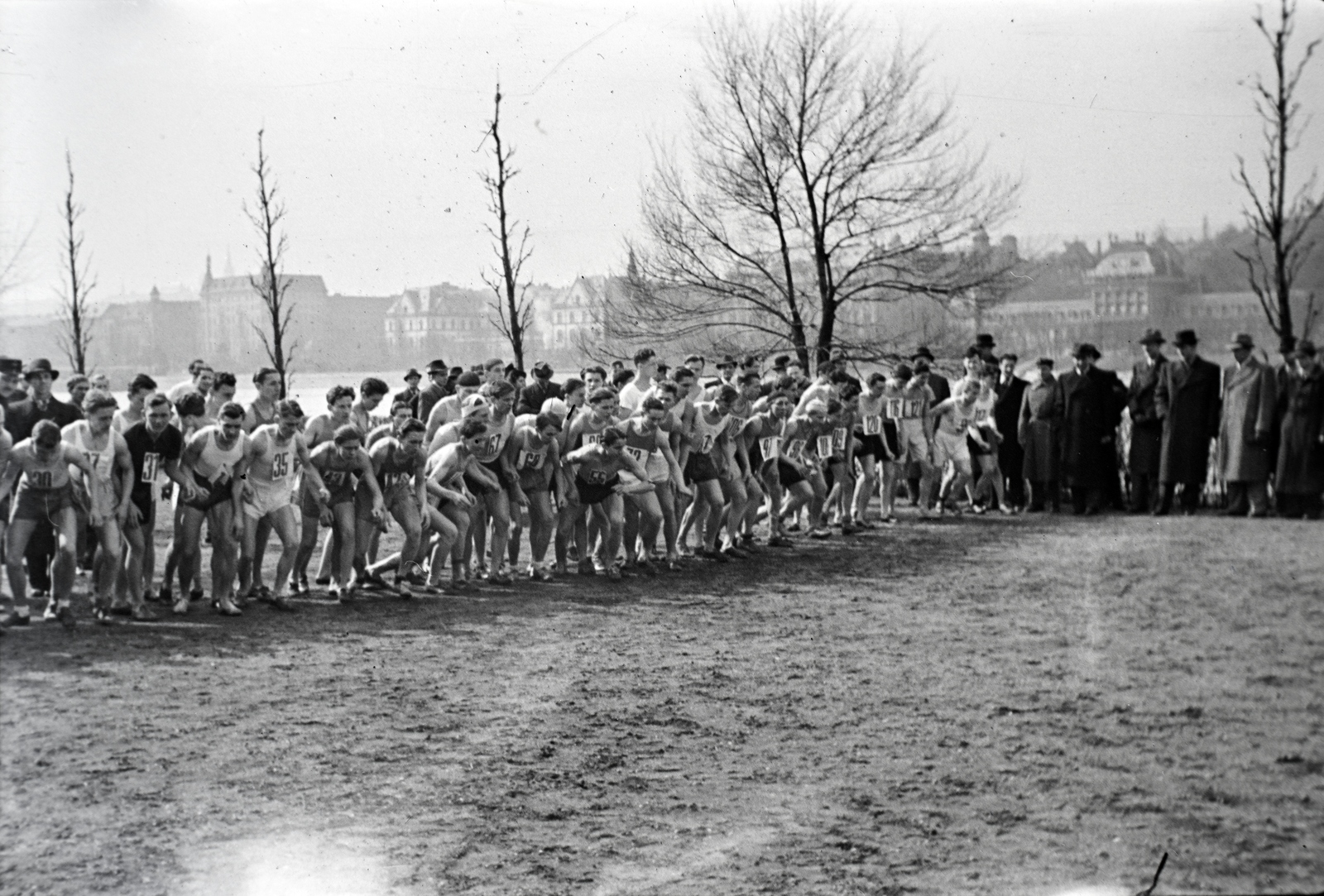 Magyarország, Margitsziget, Budapest, szemben az Árpád fejedelem útja épületei, jobbra a Lukács fürdő., 1943, Miklós Lajos, futóverseny, Fortepan #140919