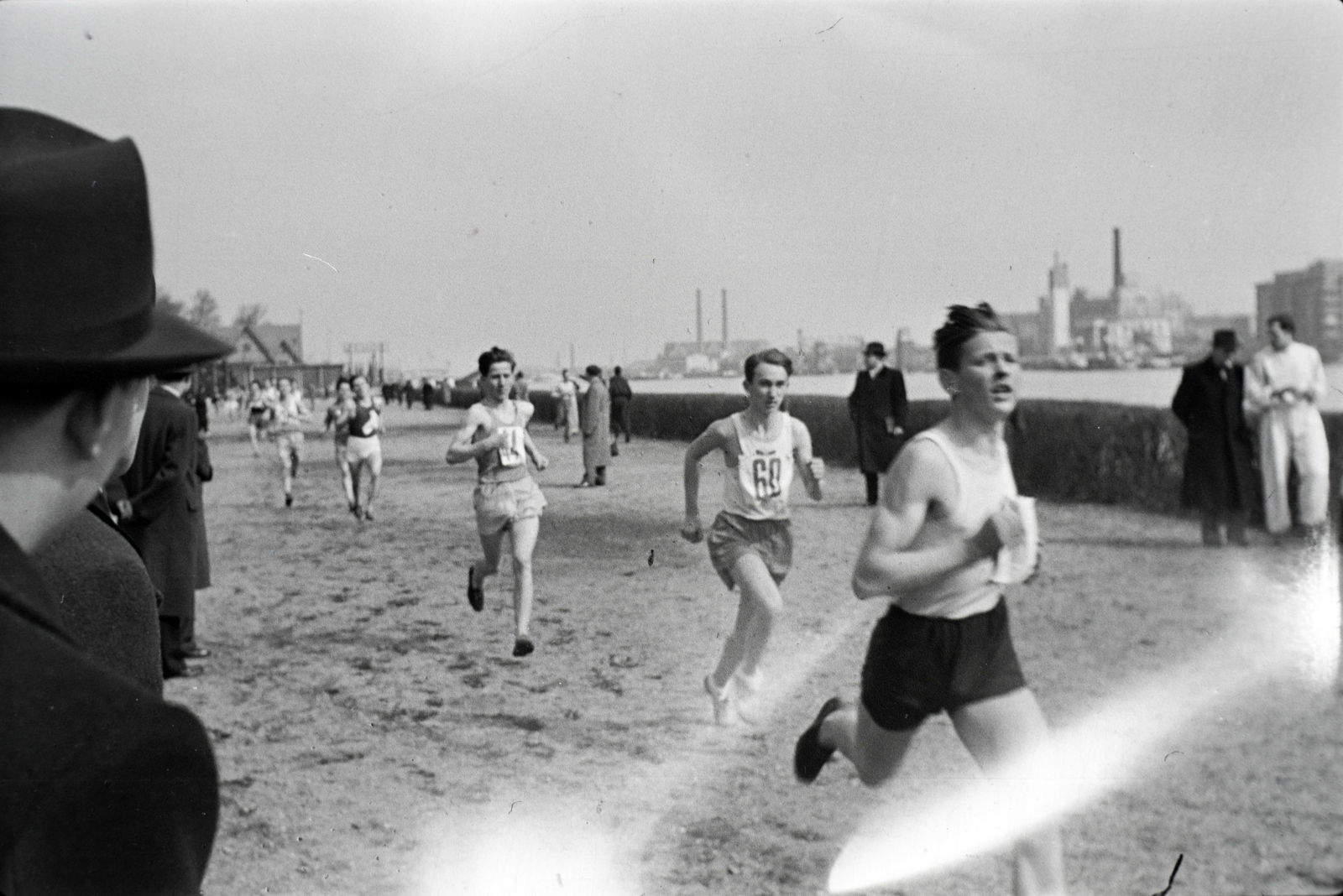 Hungary, Margit Islands, Budapest, szemben jobbra a Pozsonyi úti református templom., 1943, Miklós Lajos, running, competitive running, Fortepan #140920