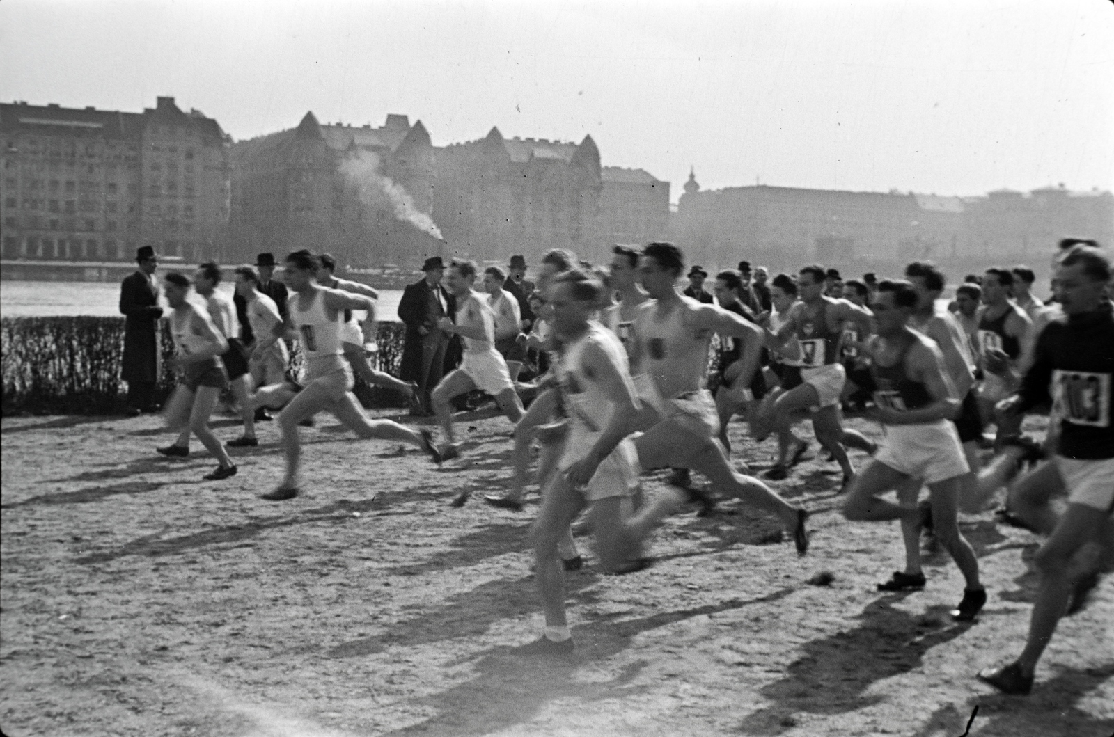 Hungary, Margit Islands, Budapest, szemben az Újpesti rakpart és a Palatinus házak., 1943, Miklós Lajos, running, competitive running, Fortepan #140921