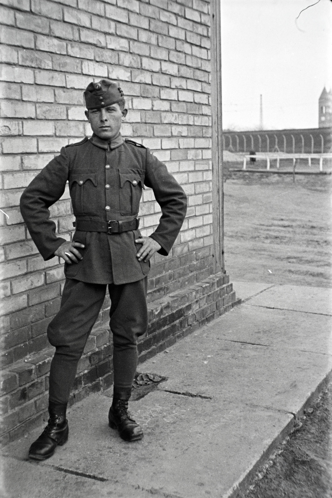 Hungary, Budapest IX., Üllői út 133-135. Ferenc József gyalogsági laktanya. Háttérben, a vasúti töltésen túl, az Ecseri útnál a Szent Kereszt-templom., 1942, Miklós Lajos, Budapest, akimbo, Fortepan #140925