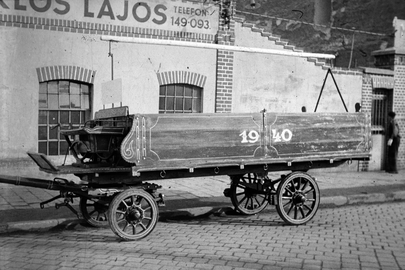 Hungary, Budapest X., Vaspálya utca 4., Miklós Lajos járműgyártó mester üzeme előtt egy felújításra váró platós lovaskocsi., 1940, Miklós Lajos, Budapest, Horse-drawn carriage, Fortepan #140941