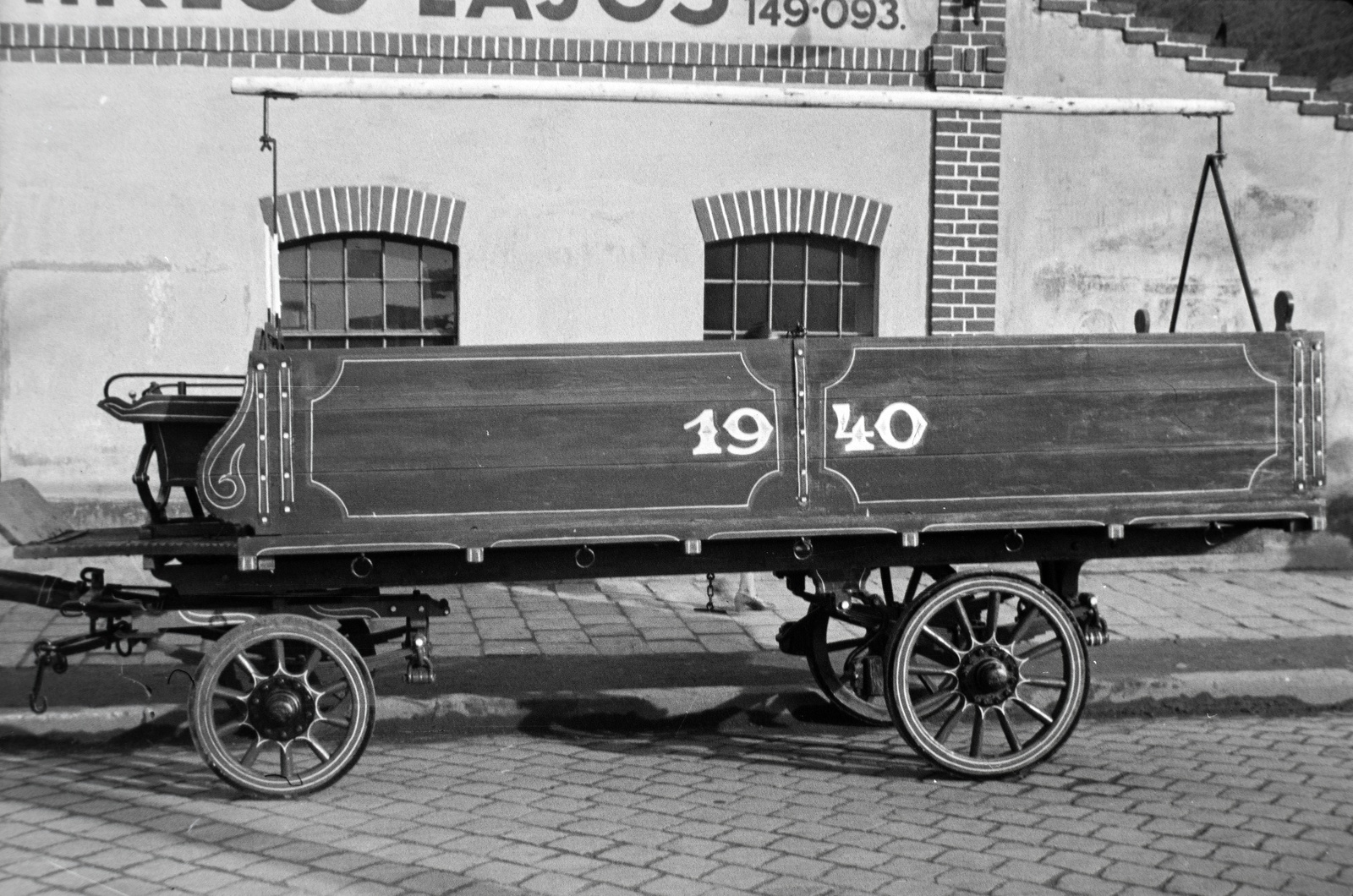 Hungary, Budapest X., Vaspálya utca 4., Miklós Lajos járműgyártó mester üzeme előtt egy felújított platós lovaskocsi., 1940, Miklós Lajos, Budapest, Horse-drawn carriage, Fortepan #140942