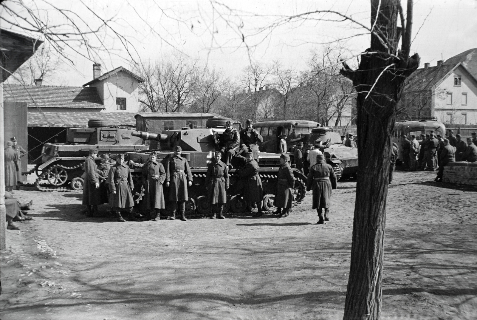 Magyarország, Esztergom, Esztergom-Kertváros (Esztergom-Szentistvánváros), laktanya., 1942, Miklós Lajos, harckocsi, felségjelzés, Panzerkampfwagen IV, Panzerkampfwagen 35(t), Fortepan #140946