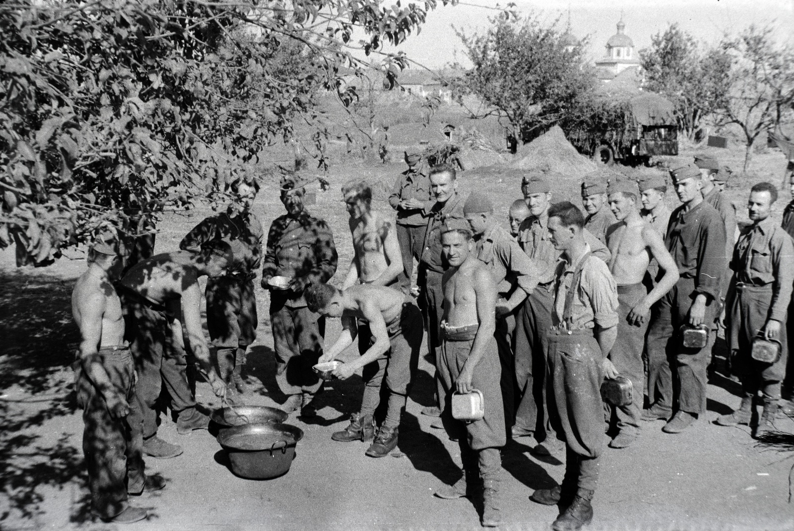 Russia, 1942, Miklós Lajos, eastern front, church, dixie, second World War, cauldron, food sharing, Fortepan #140949
